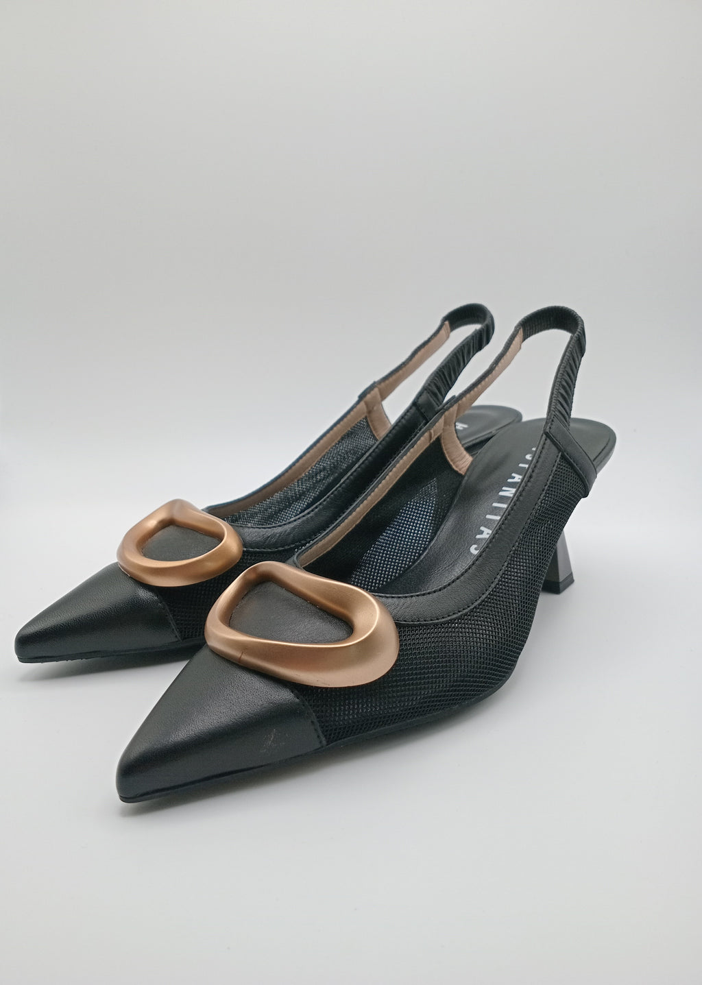 SABRINA SALTO MULLET HISPANITAS PRETO COURO APLICAÇÃO DOURADA SCARPIN BICUDO