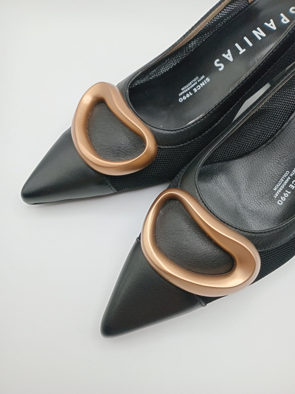 SABRINA SALTO MULLET HISPANITAS PRETO COURO APLICAÇÃO DOURADA SCARPIN BICUDO