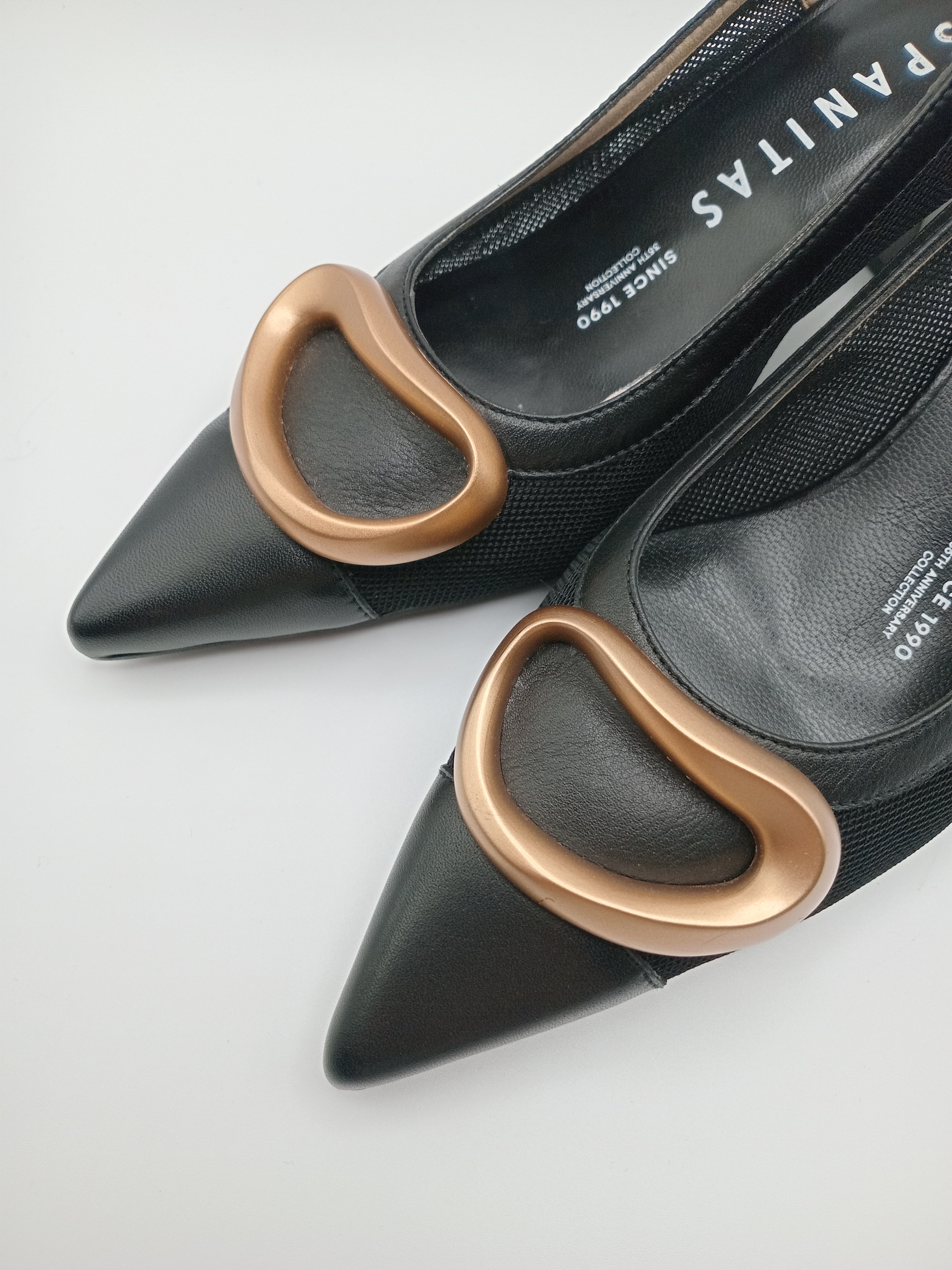 SABRINA SALTO MULLET HISPANITAS PRETO COURO APLICAÇÃO DOURADA SCARPIN BICUDO