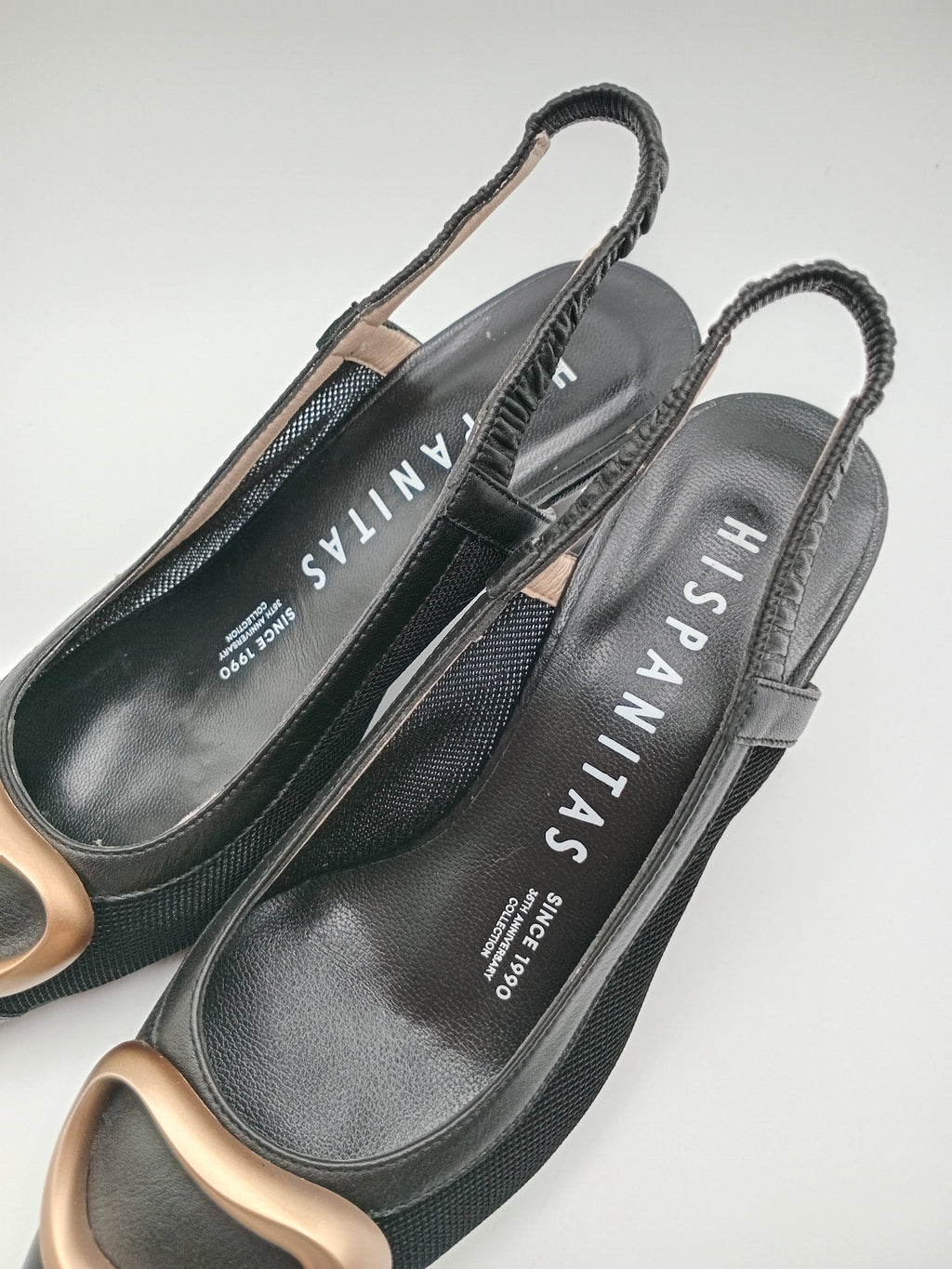 SABRINA SALTO MULLET HISPANITAS PRETO COURO APLICAÇÃO DOURADA SCARPIN BICUDO