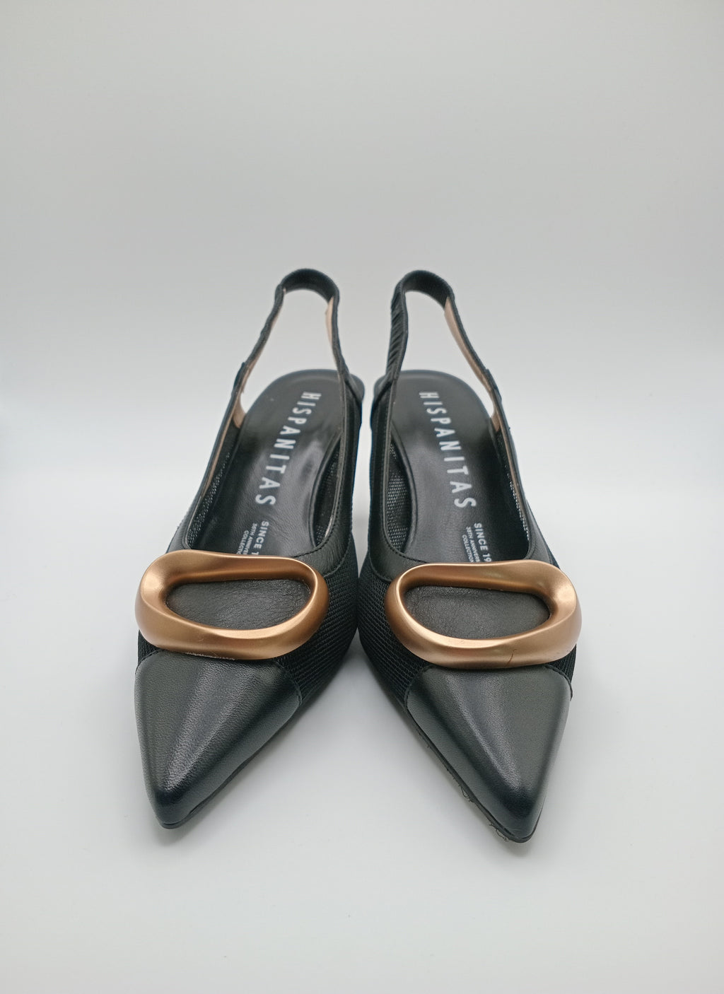 SABRINA SALTO MULLET HISPANITAS PRETO COURO APLICAÇÃO DOURADA SCARPIN BICUDO