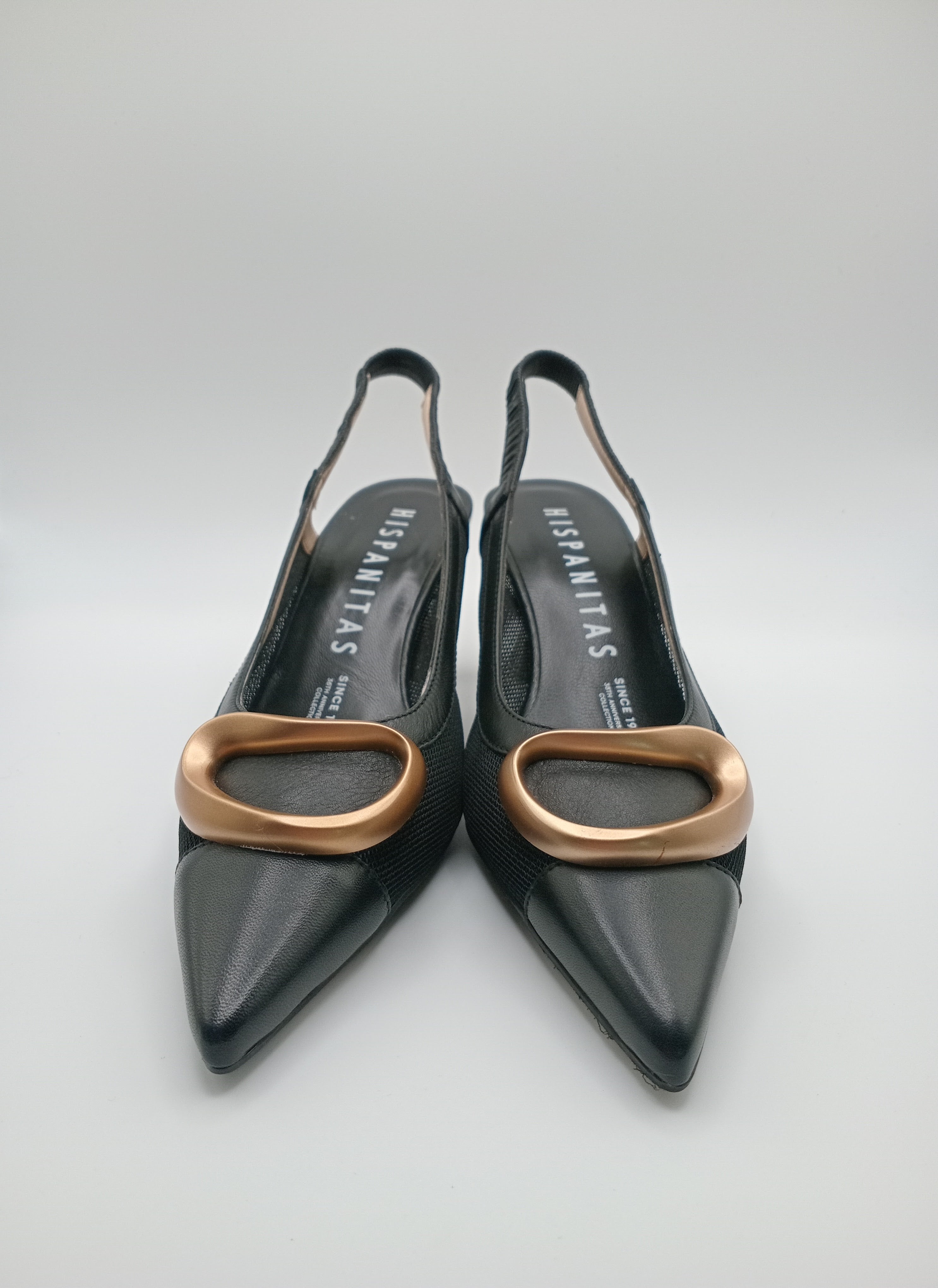 SABRINA SALTO MULLET HISPANITAS PRETO COURO APLICAÇÃO DOURADA SCARPIN BICUDO