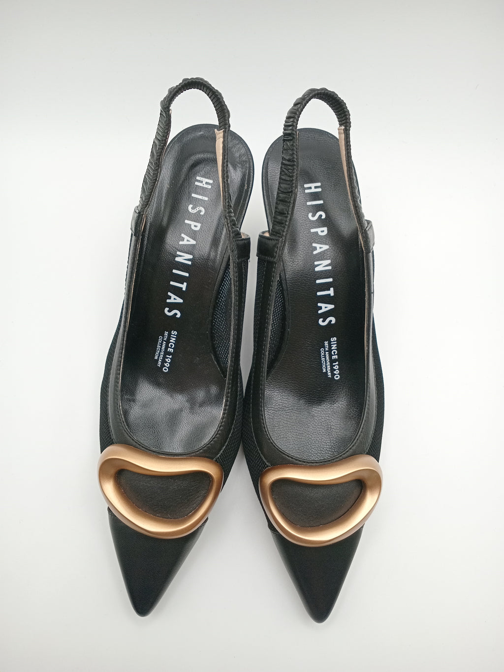 SABRINA SALTO MULLET HISPANITAS PRETO COURO APLICAÇÃO DOURADA SCARPIN BICUDO