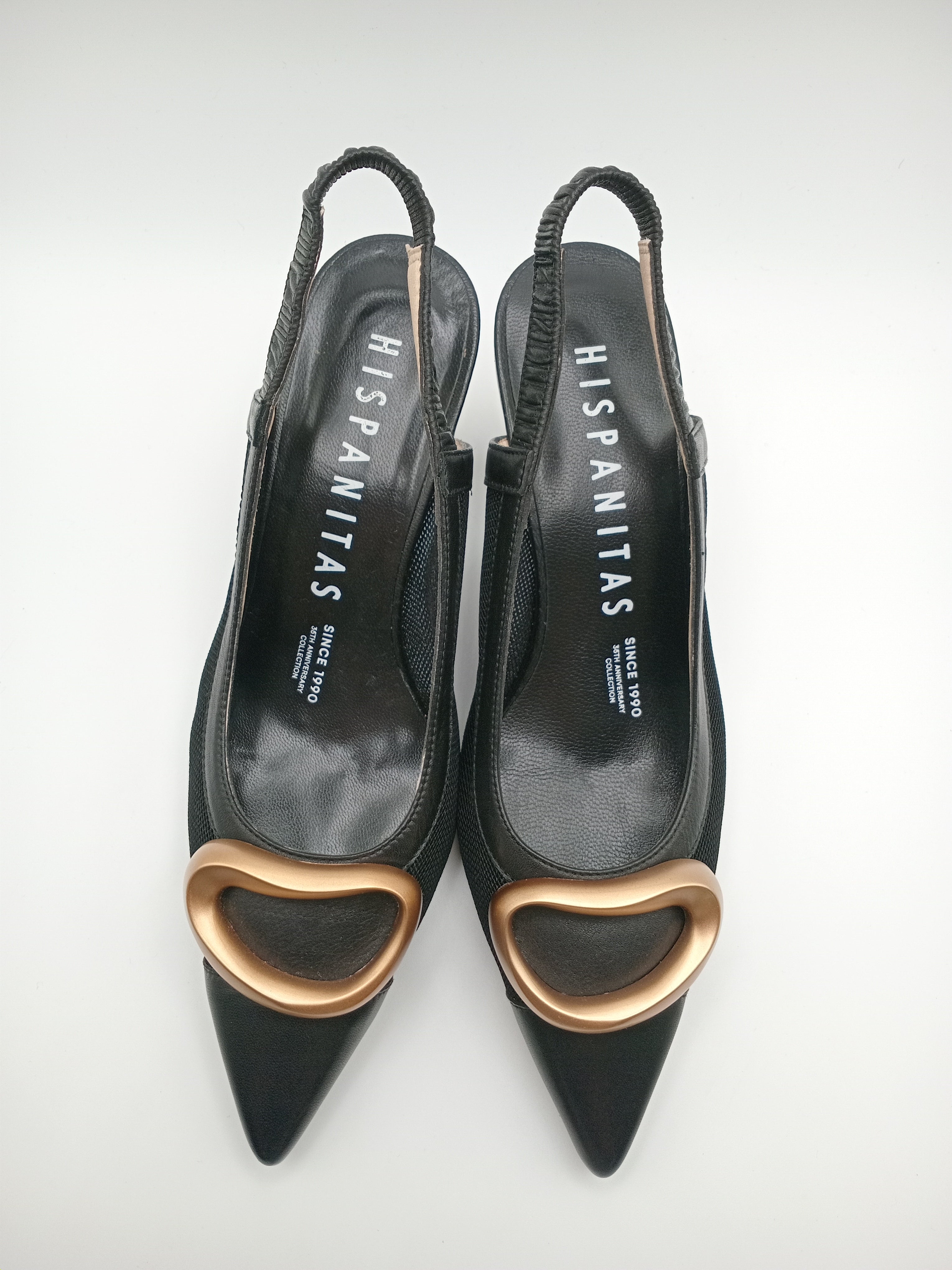 SABRINA SALTO MULLET HISPANITAS PRETO COURO APLICAÇÃO DOURADA SCARPIN BICUDO