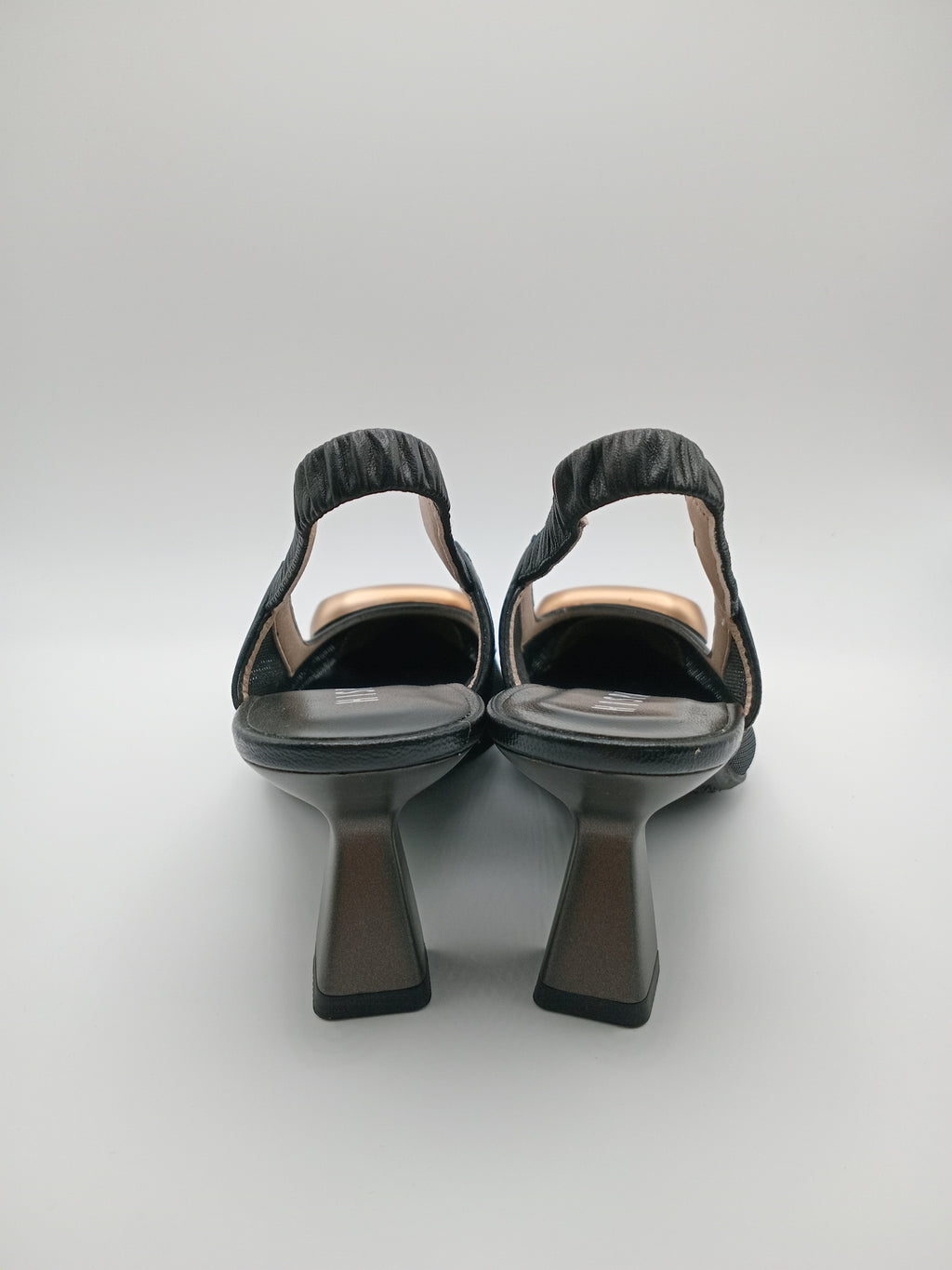 SABRINA SALTO MULLET HISPANITAS PRETO COURO APLICAÇÃO DOURADA SCARPIN BICUDO