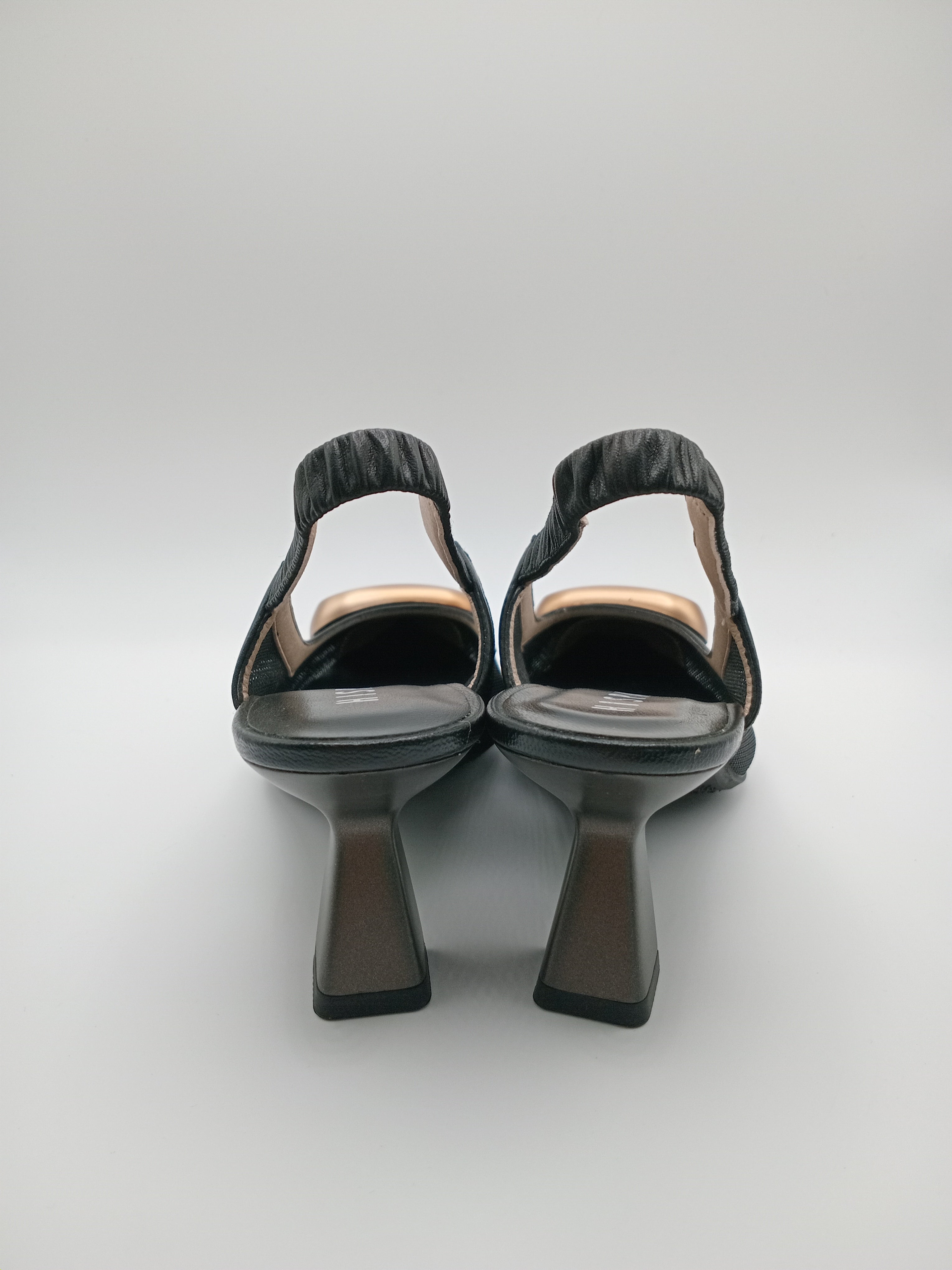 SABRINA SALTO MULLET HISPANITAS PRETO COURO APLICAÇÃO DOURADA SCARPIN BICUDO