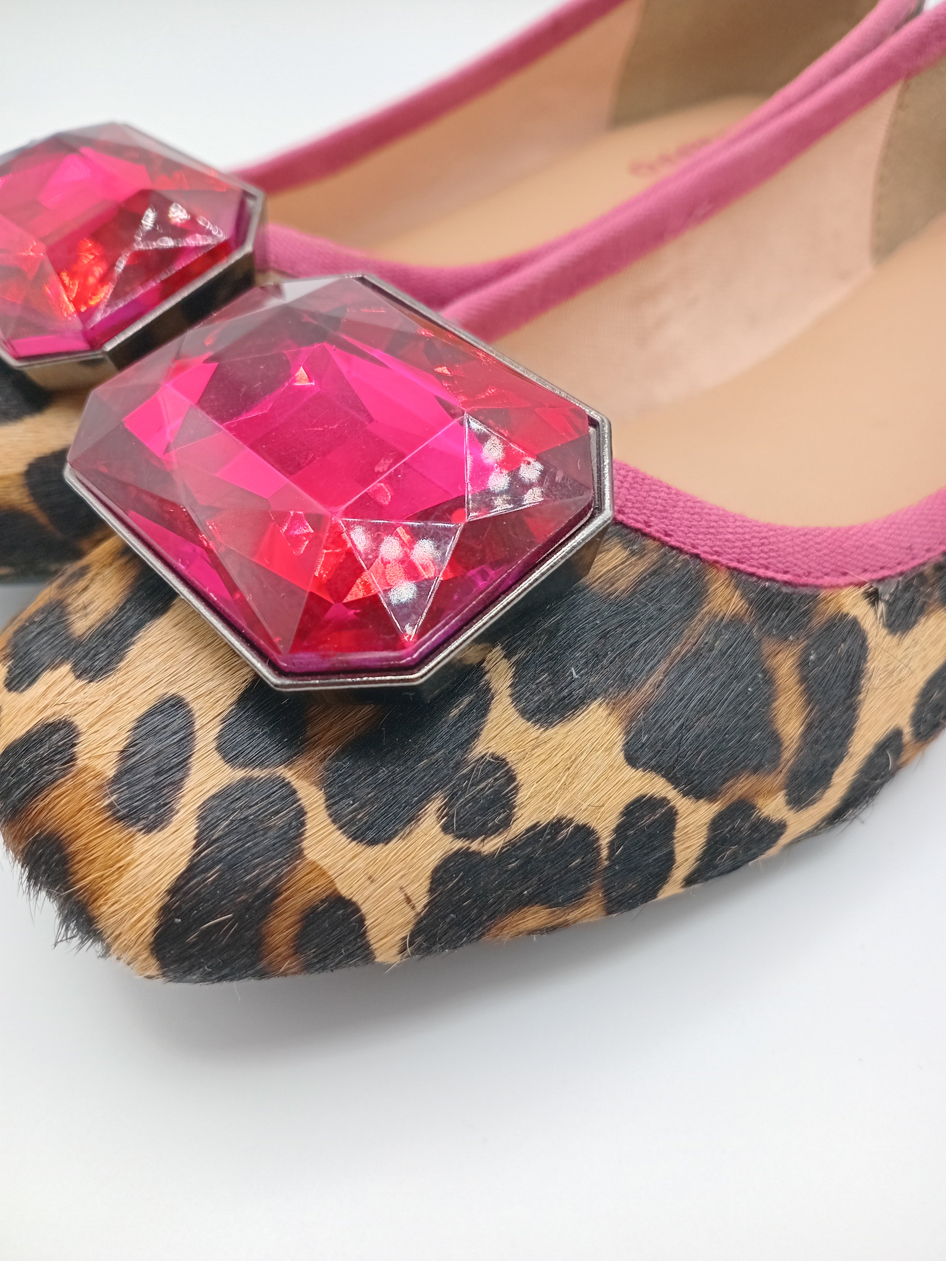 SABRINA GIOSEPPO ONÇA ROSA PINK CASTANHO PRETO COURO ANIMAL PRINT APLICAÇÃO DIAMANTE ROSA