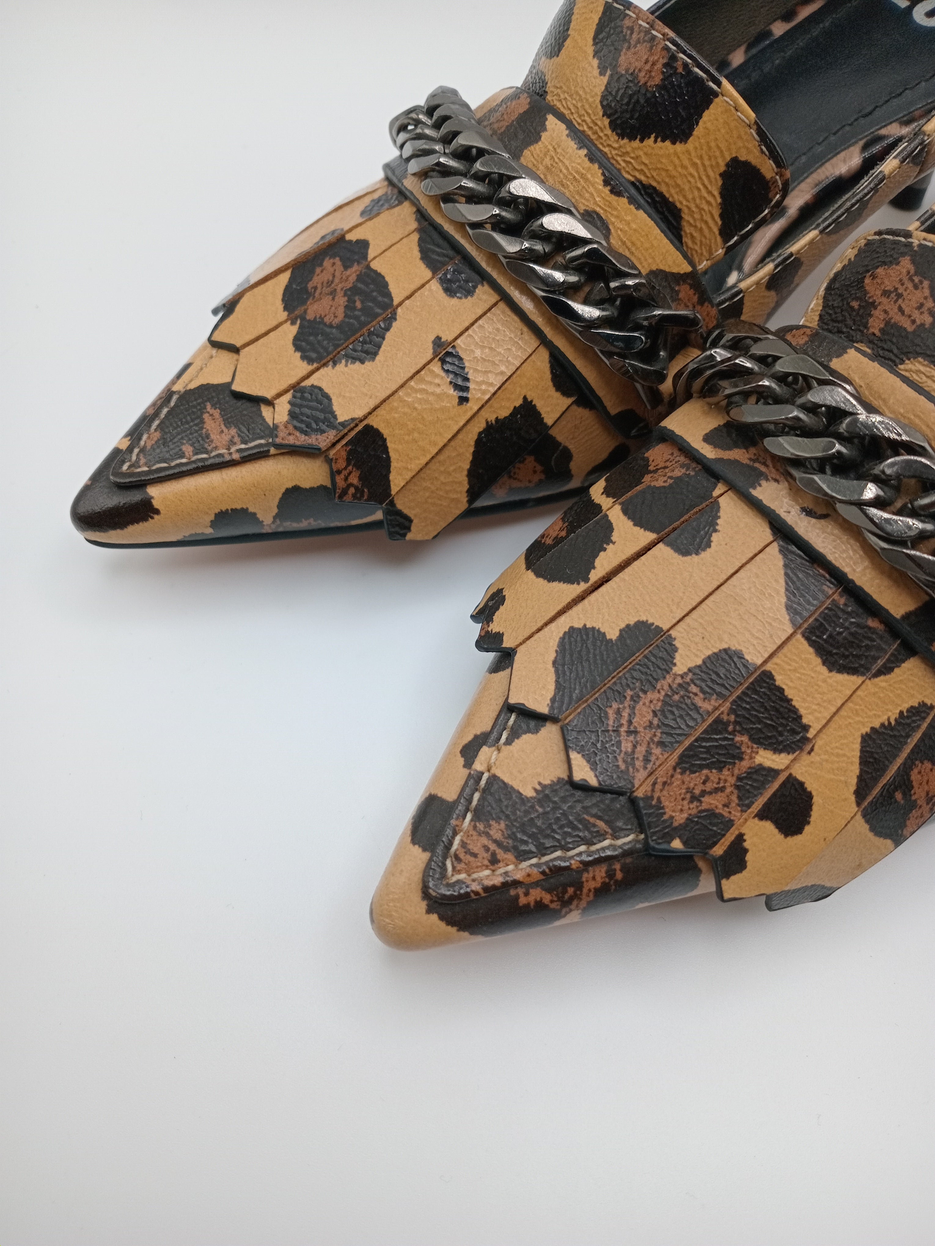 SALTO SCARPIN BIBI LOU ONÇA COURO ANIMAL PRINT FRANJA CORRENTE PRATA SALTO AGULHA