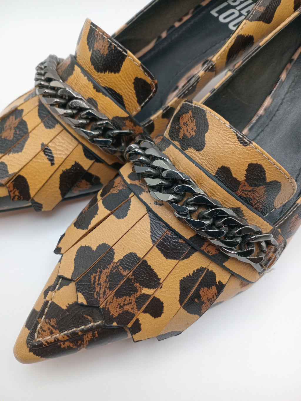 SALTO SCARPIN BIBI LOU ONÇA COURO ANIMAL PRINT FRANJA CORRENTE PRATA SALTO AGULHA