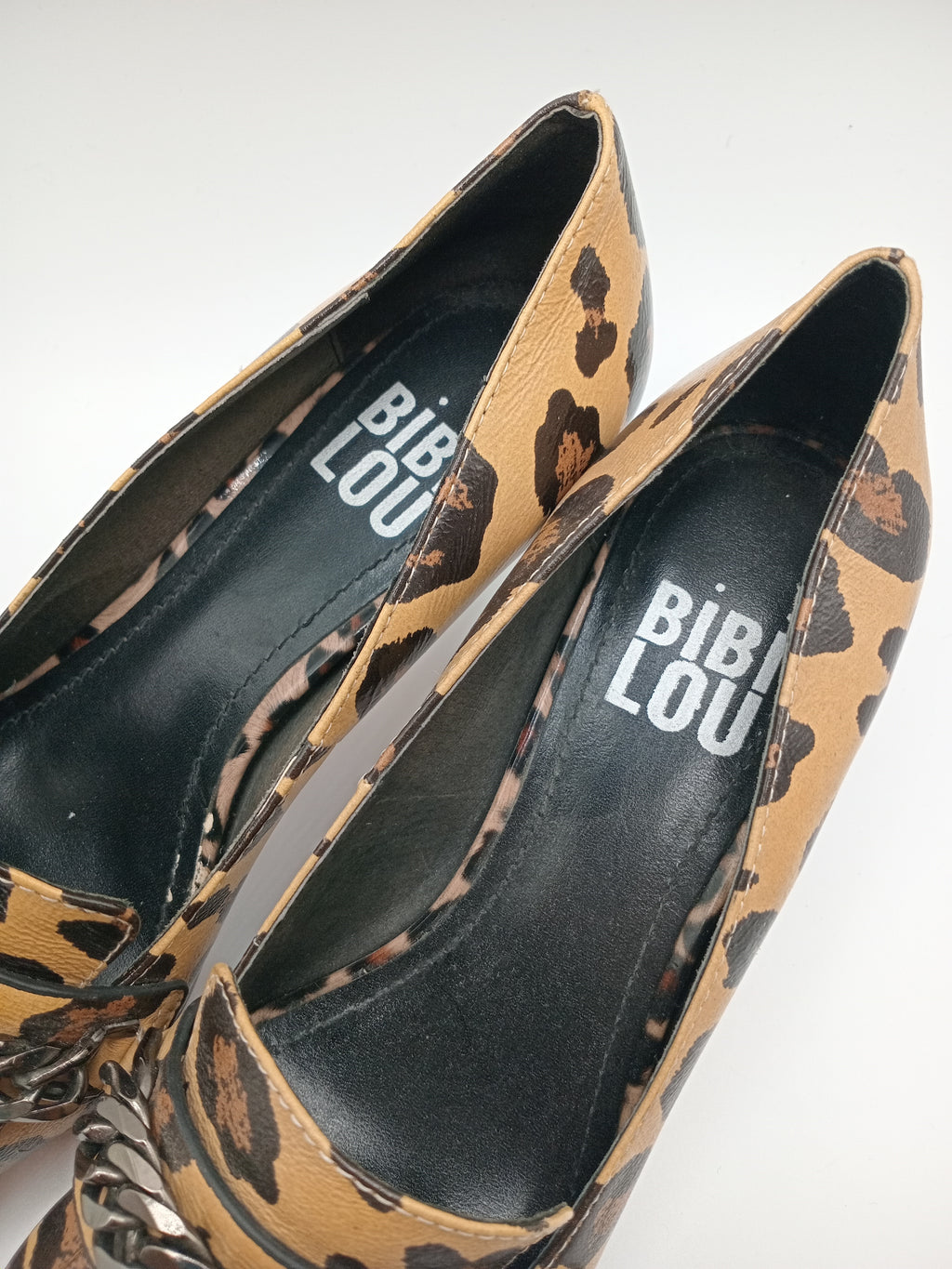 SALTO SCARPIN BIBI LOU ONÇA COURO ANIMAL PRINT FRANJA CORRENTE PRATA SALTO AGULHA