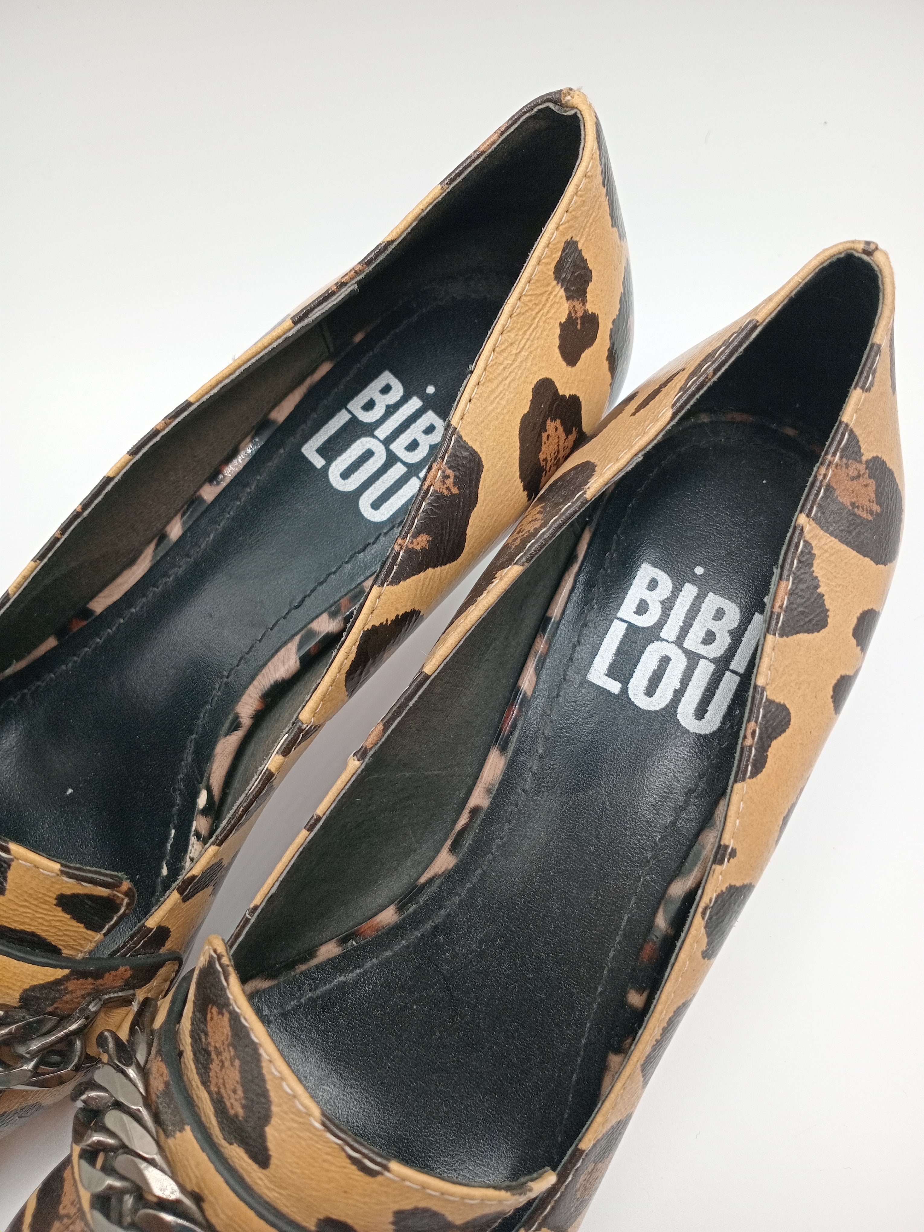 SALTO SCARPIN BIBI LOU ONÇA COURO ANIMAL PRINT FRANJA CORRENTE PRATA SALTO AGULHA