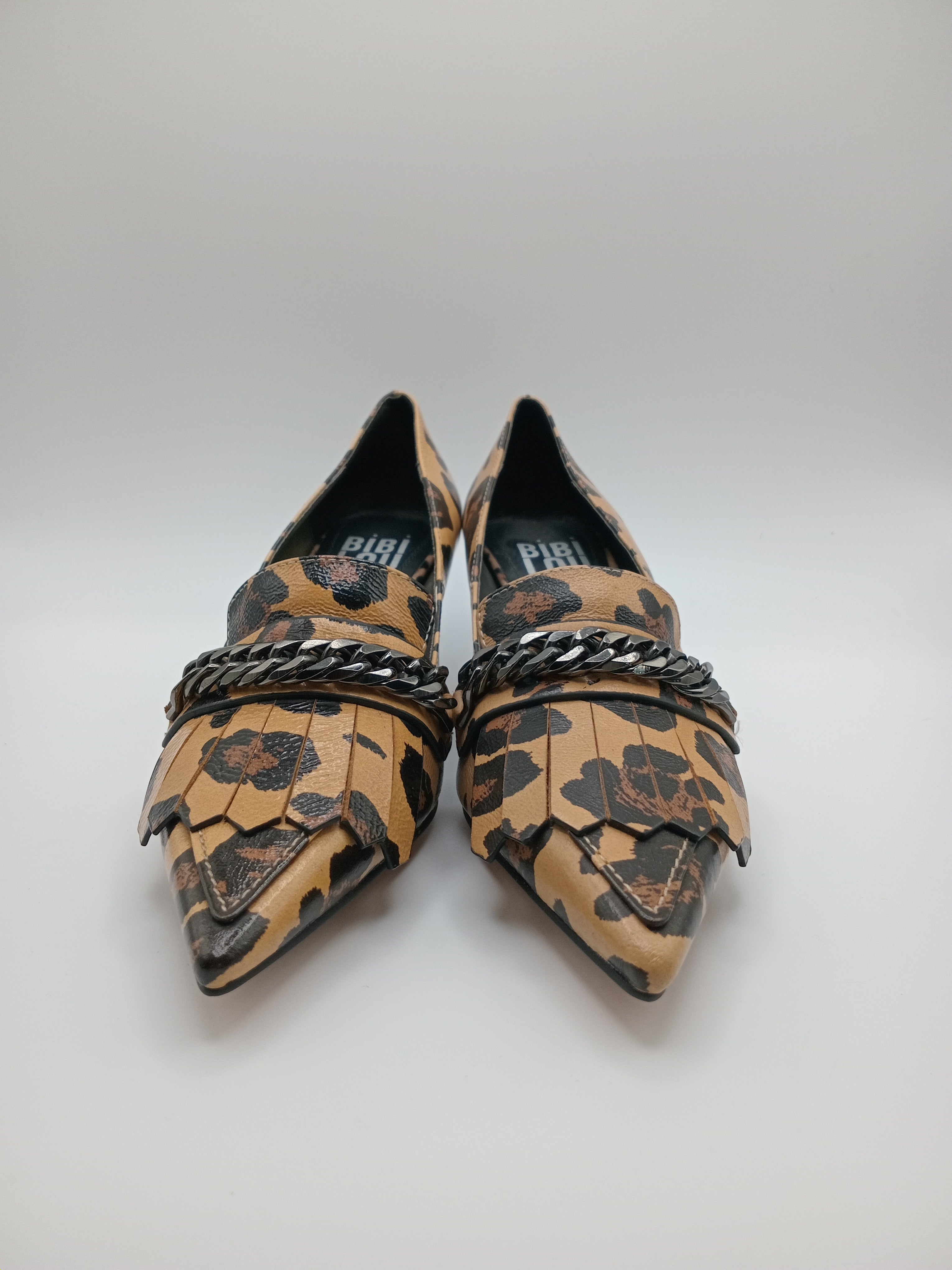 SALTO SCARPIN BIBI LOU ONÇA COURO ANIMAL PRINT FRANJA CORRENTE PRATA SALTO AGULHA