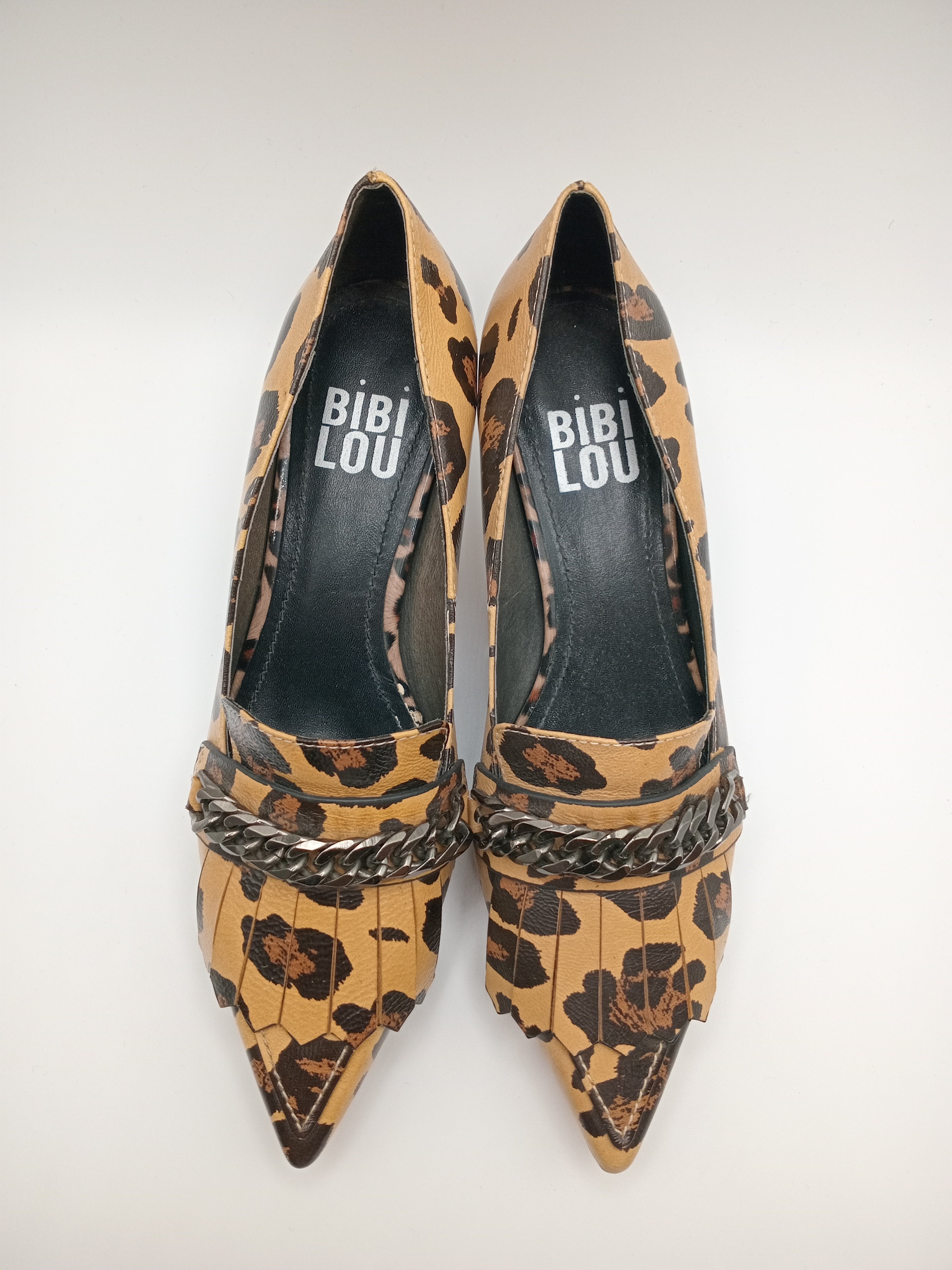 SALTO SCARPIN BIBI LOU ONÇA COURO ANIMAL PRINT FRANJA CORRENTE PRATA SALTO AGULHA