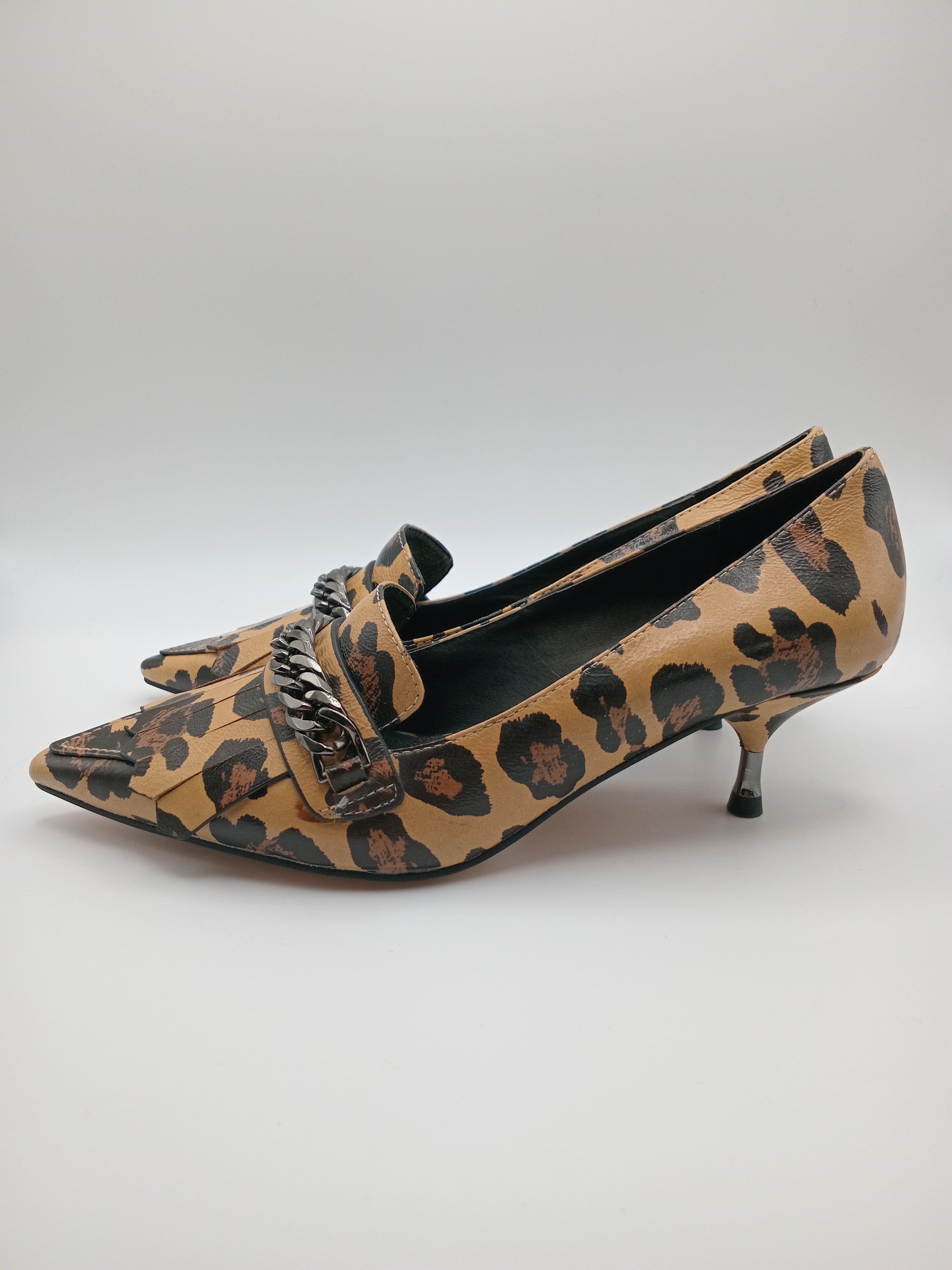 SALTO SCARPIN BIBI LOU ONÇA COURO ANIMAL PRINT FRANJA CORRENTE PRATA SALTO AGULHA
