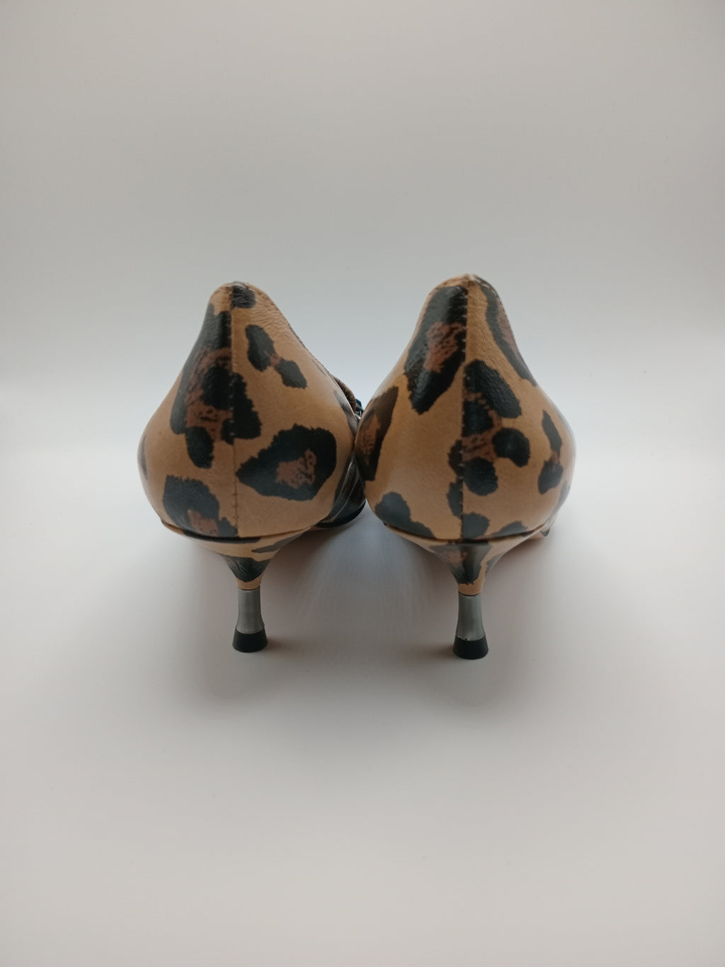 SALTO SCARPIN BIBI LOU ONÇA COURO ANIMAL PRINT FRANJA CORRENTE PRATA SALTO AGULHA