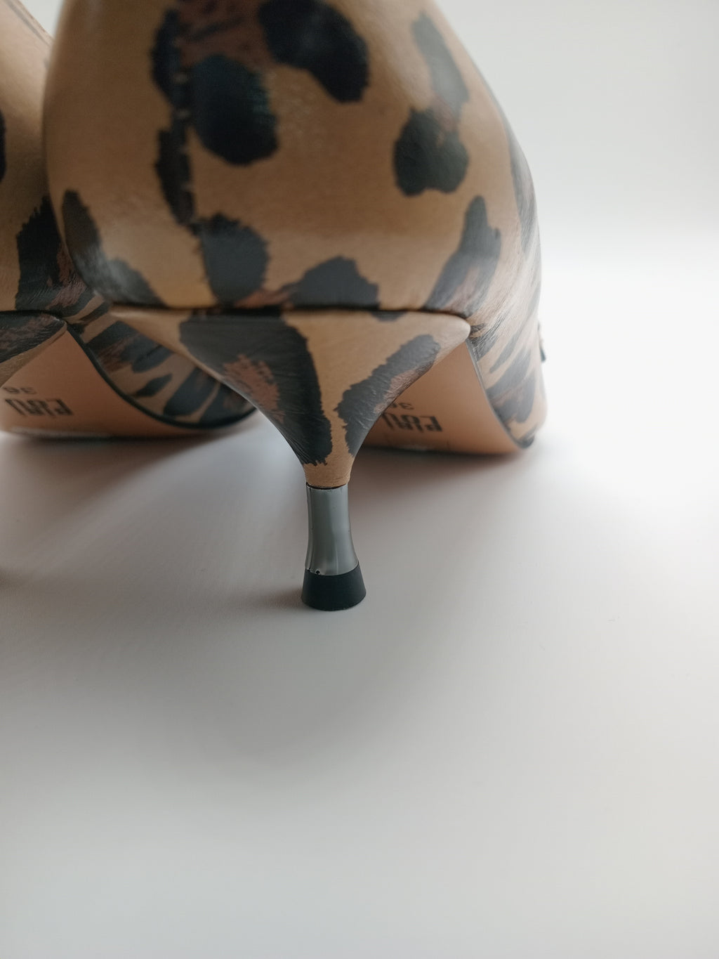 SALTO SCARPIN BIBI LOU ONÇA COURO ANIMAL PRINT FRANJA CORRENTE PRATA SALTO AGULHA