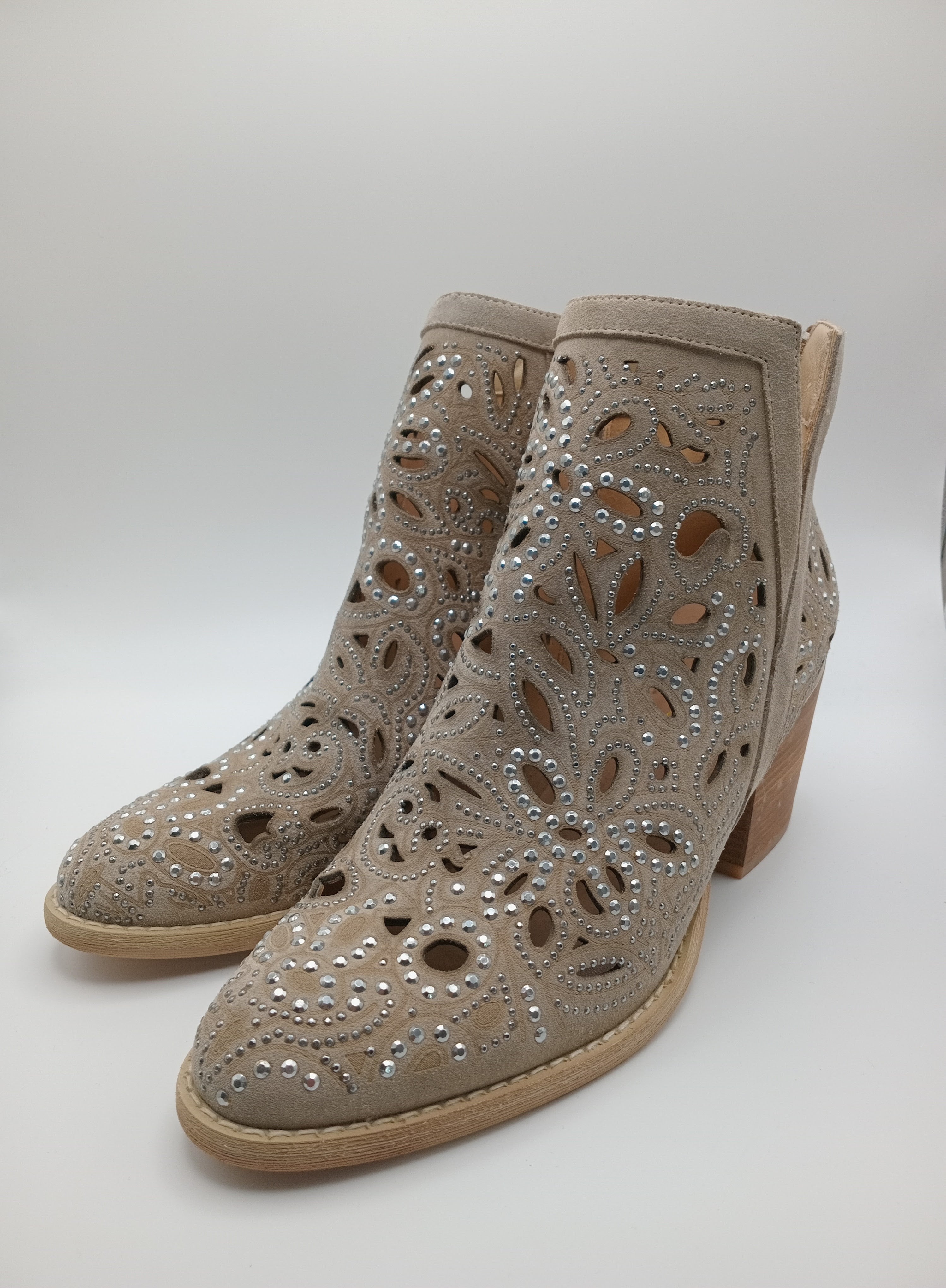 BOTA COWGIRL ALMA EN PENA BEGE COURO PEDRAS BRILHO PADRÃO RECORTE ARTESANAL ZIPER