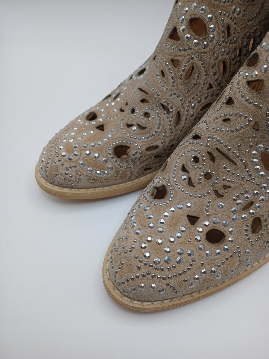 BOTA COWGIRL ALMA EN PENA BEGE COURO PEDRAS BRILHO PADRÃO RECORTE ARTESANAL ZIPER