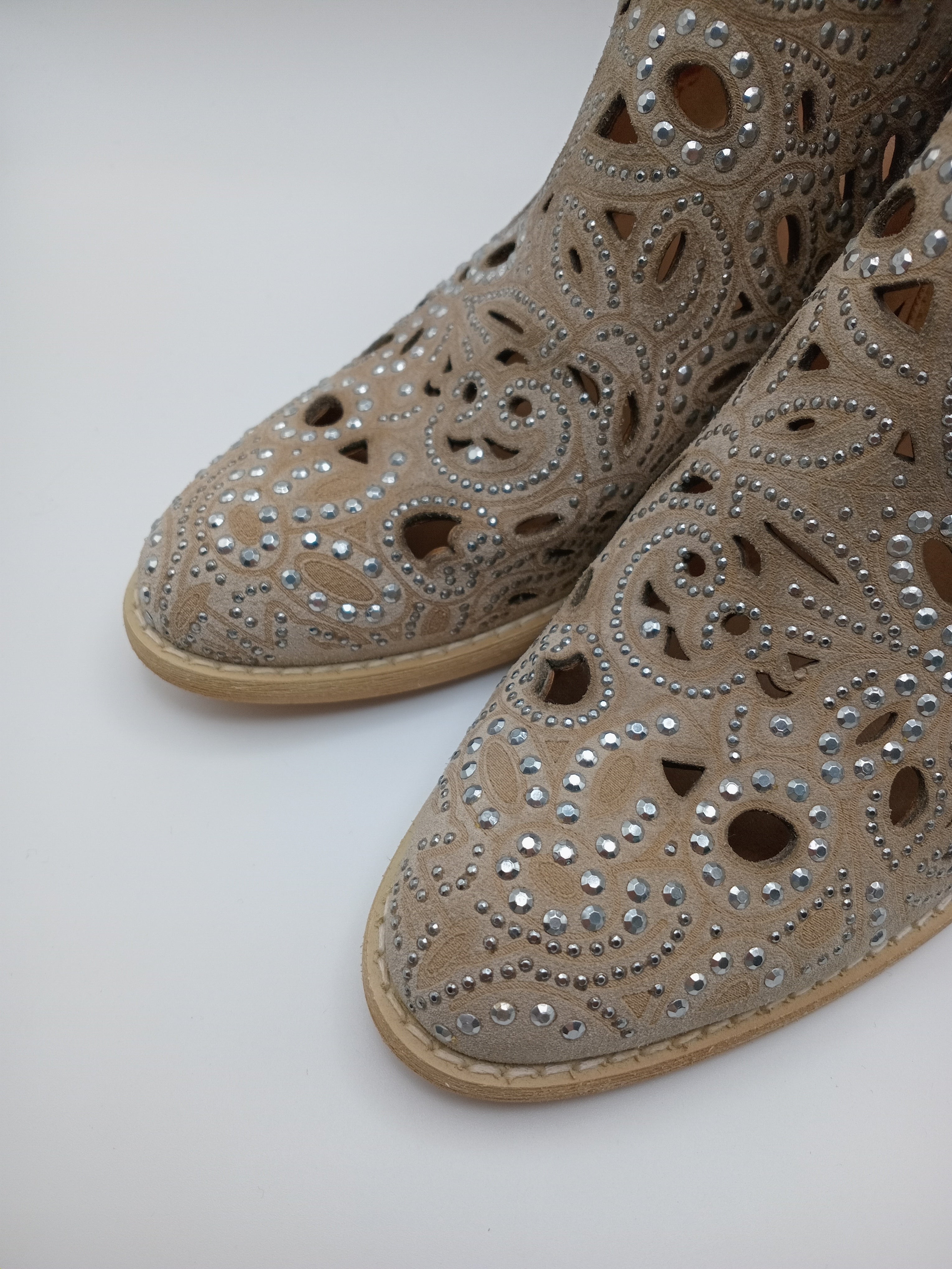 BOTA COWGIRL ALMA EN PENA BEGE COURO PEDRAS BRILHO PADRÃO RECORTE ARTESANAL ZIPER