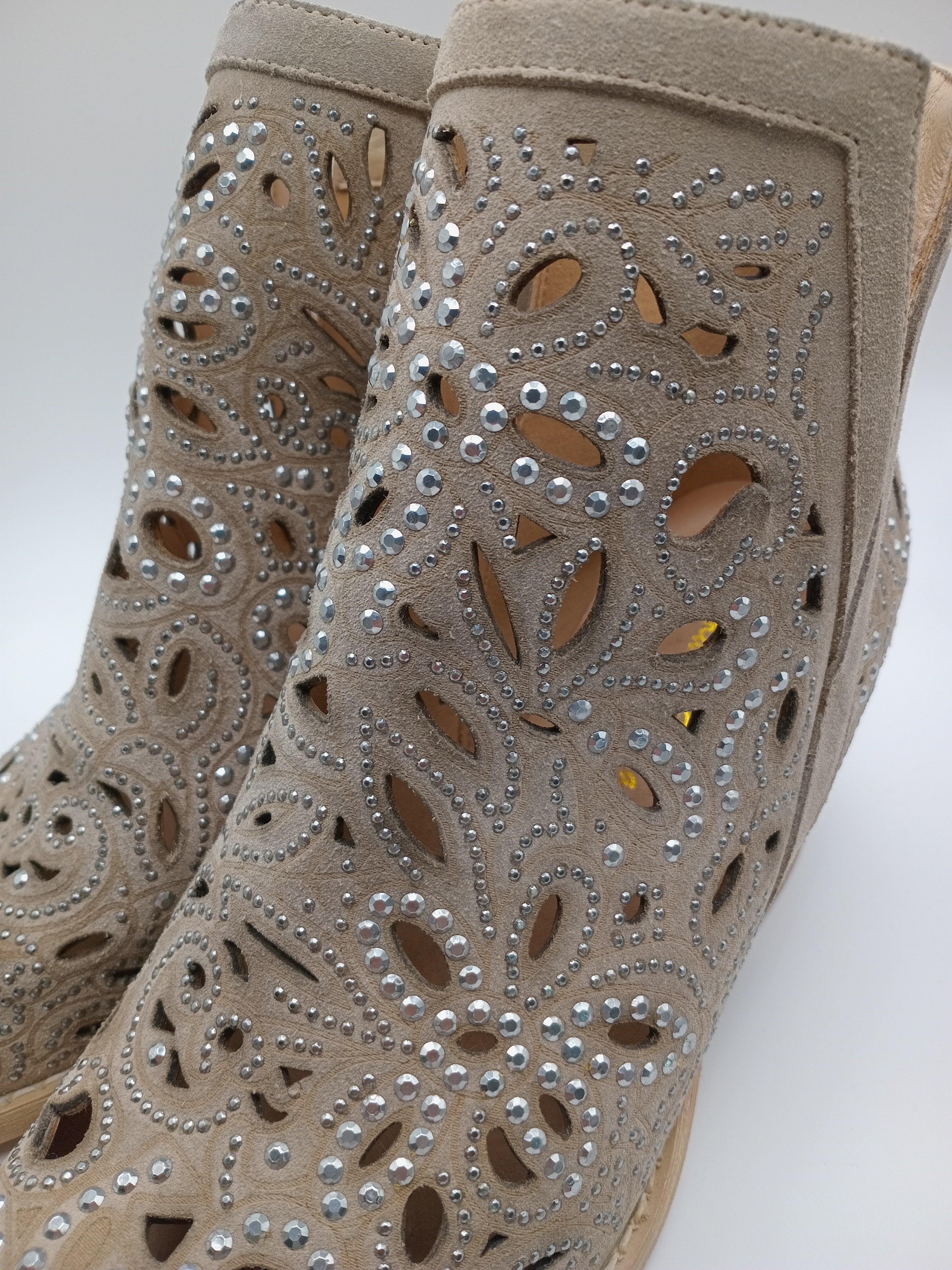 BOTA COWGIRL ALMA EN PENA BEGE COURO PEDRAS BRILHO PADRÃO RECORTE ARTESANAL ZIPER