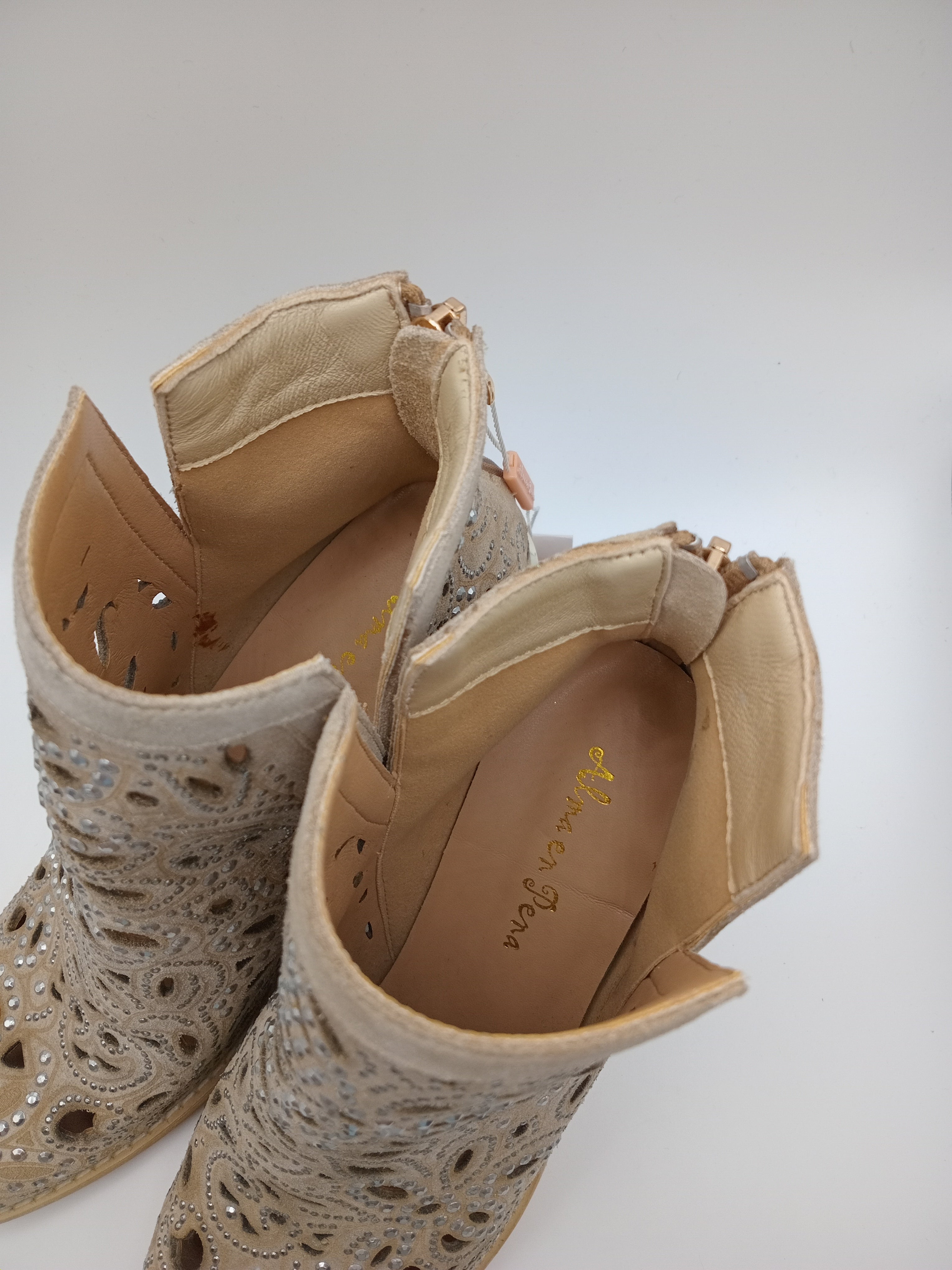 BOTA COWGIRL ALMA EN PENA BEGE COURO PEDRAS BRILHO PADRÃO RECORTE ARTESANAL ZIPER