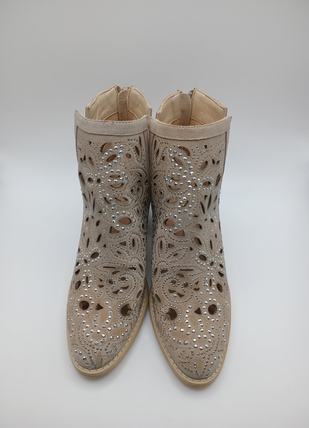 BOTA COWGIRL ALMA EN PENA BEGE COURO PEDRAS BRILHO PADRÃO RECORTE ARTESANAL ZIPER