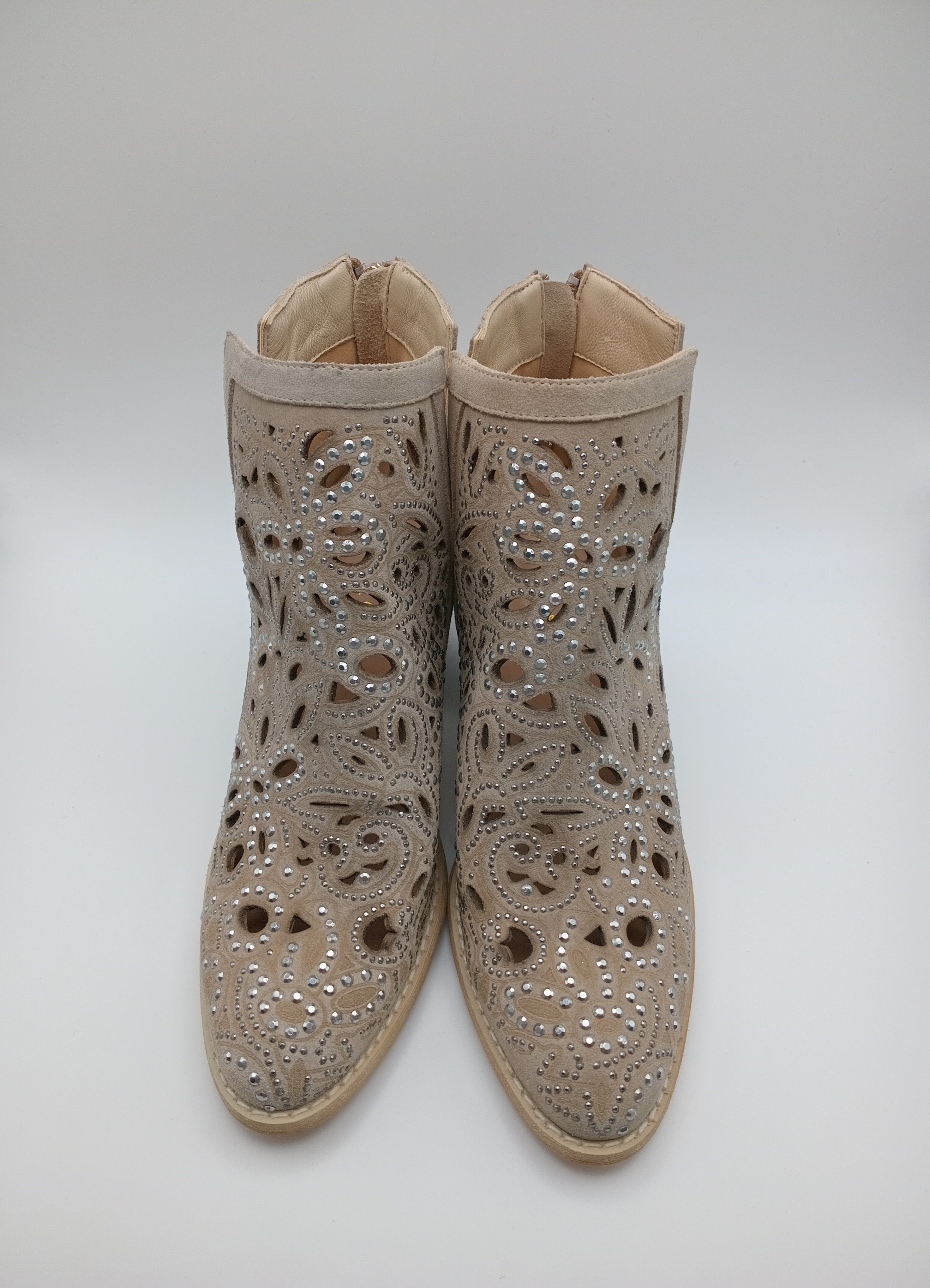 BOTA COWGIRL ALMA EN PENA BEGE COURO PEDRAS BRILHO PADRÃO RECORTE ARTESANAL ZIPER