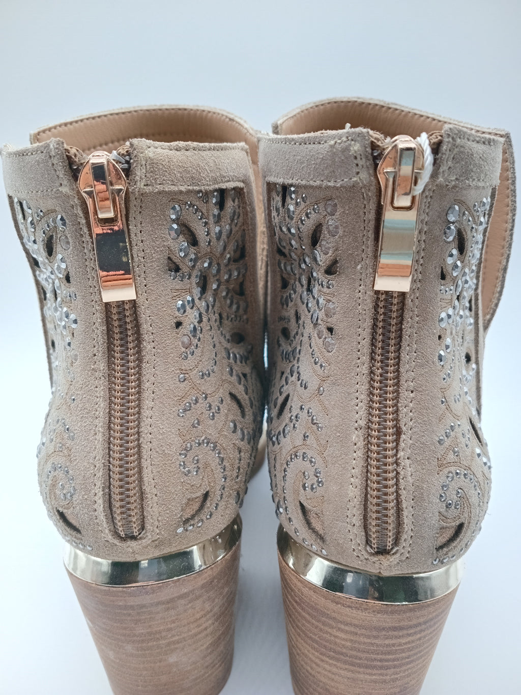 BOTA COWGIRL ALMA EN PENA BEGE COURO PEDRAS BRILHO PADRÃO RECORTE ARTESANAL ZIPER