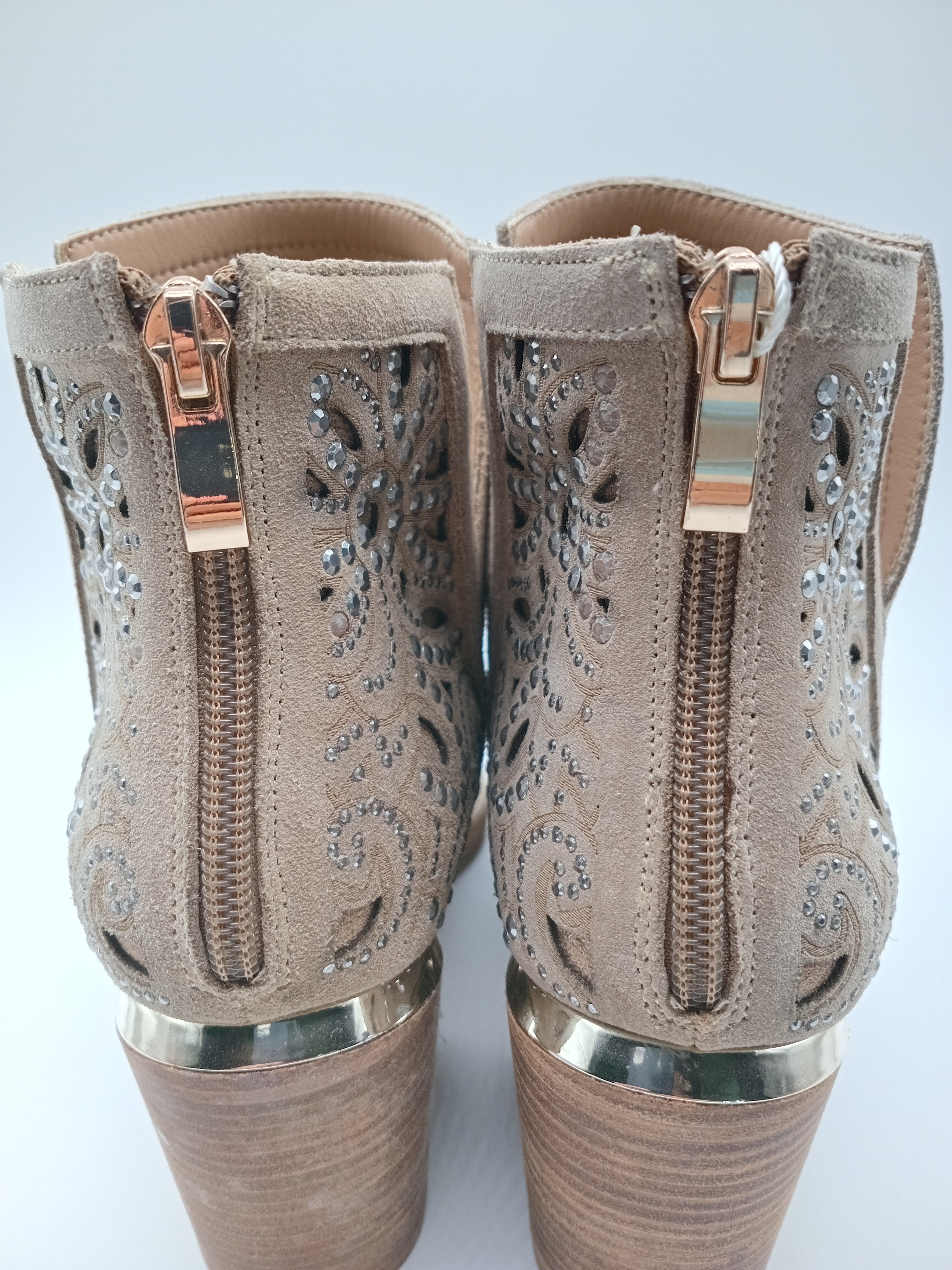 BOTA COWGIRL ALMA EN PENA BEGE COURO PEDRAS BRILHO PADRÃO RECORTE ARTESANAL ZIPER