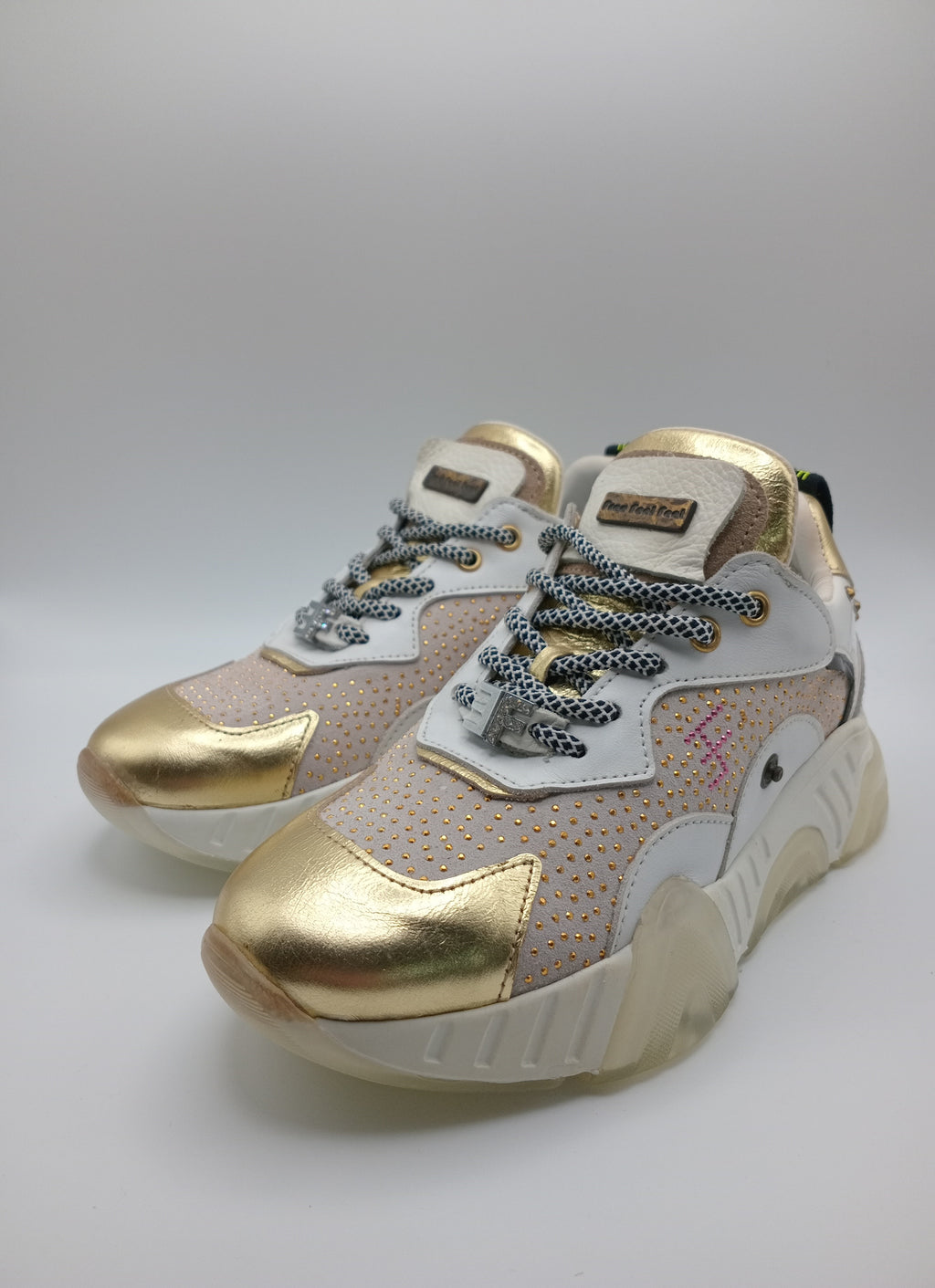 TÊNIS FREE FEEL FEET DOURADO COURO BRILHO ANIMAL PRINT TAXAS