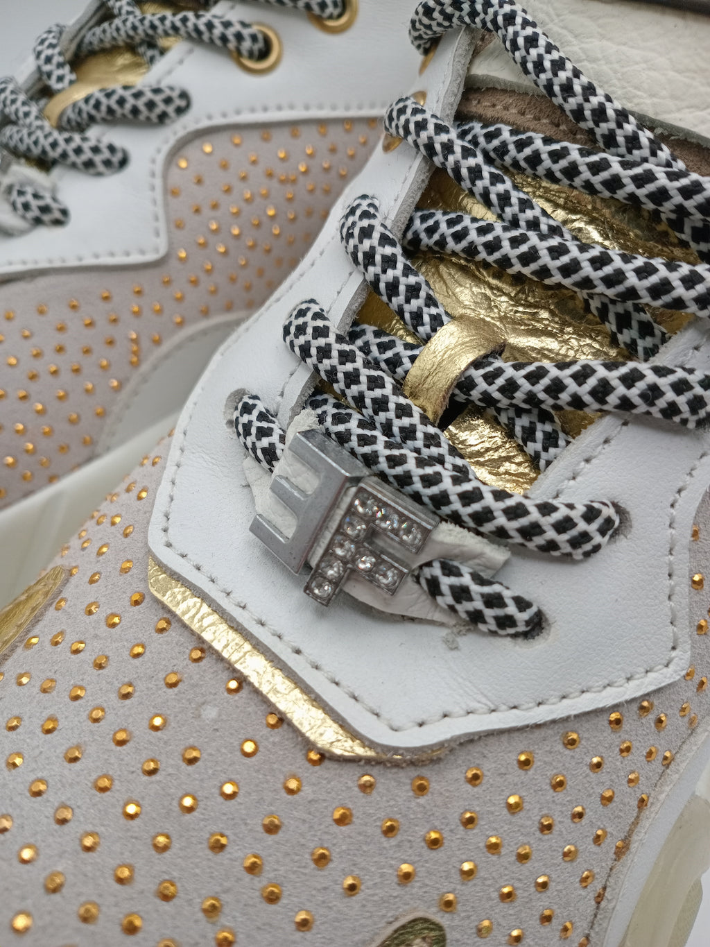 TÊNIS FREE FEEL FEET DOURADO COURO BRILHO ANIMAL PRINT TAXAS