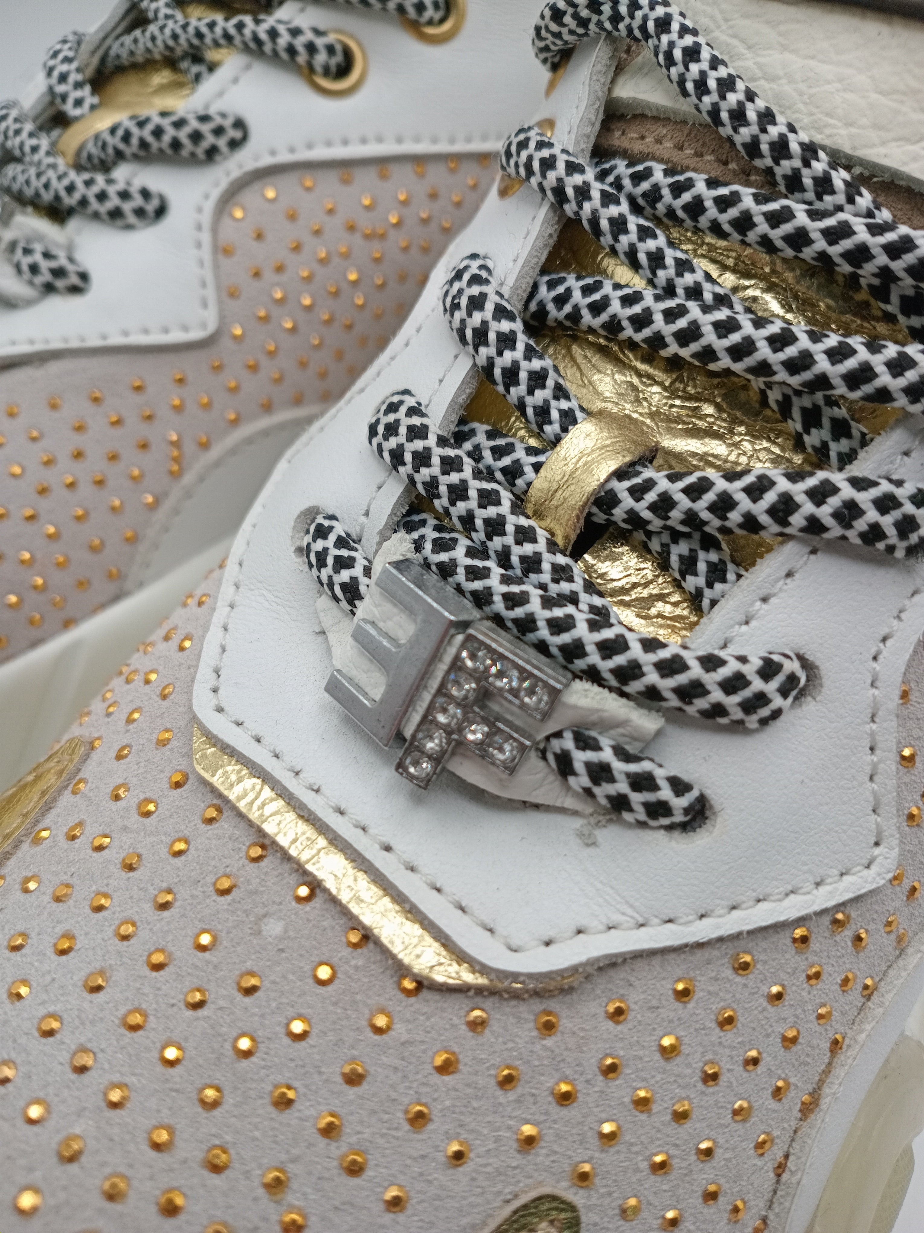 TÊNIS FREE FEEL FEET DOURADO COURO BRILHO ANIMAL PRINT TAXAS