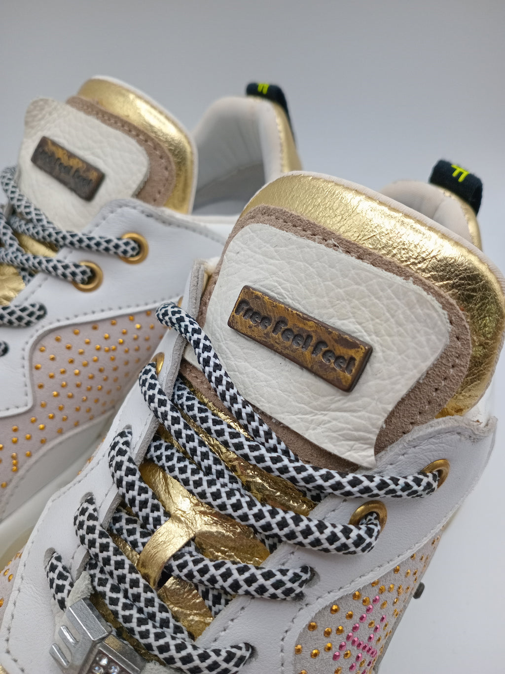 TÊNIS FREE FEEL FEET DOURADO COURO BRILHO ANIMAL PRINT TAXAS