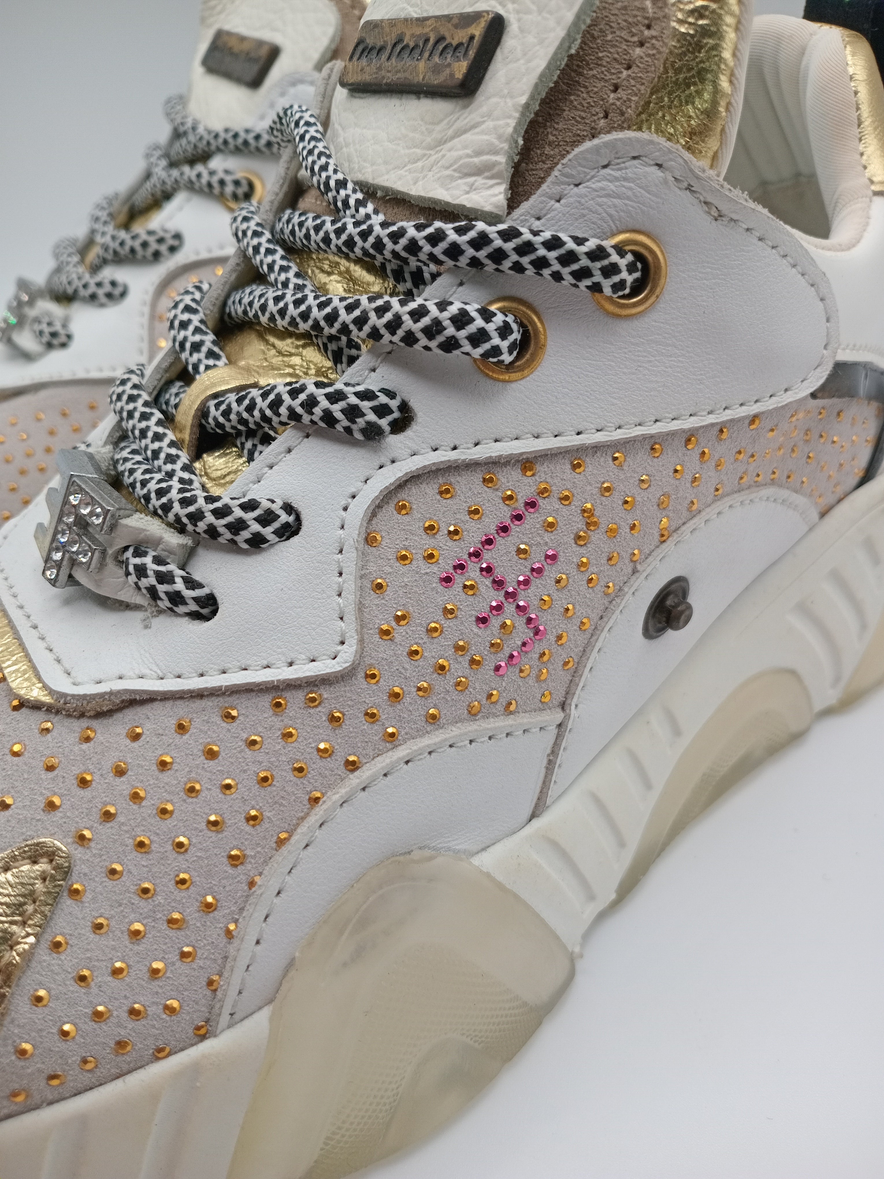 TÊNIS FREE FEEL FEET DOURADO COURO BRILHO ANIMAL PRINT TAXAS