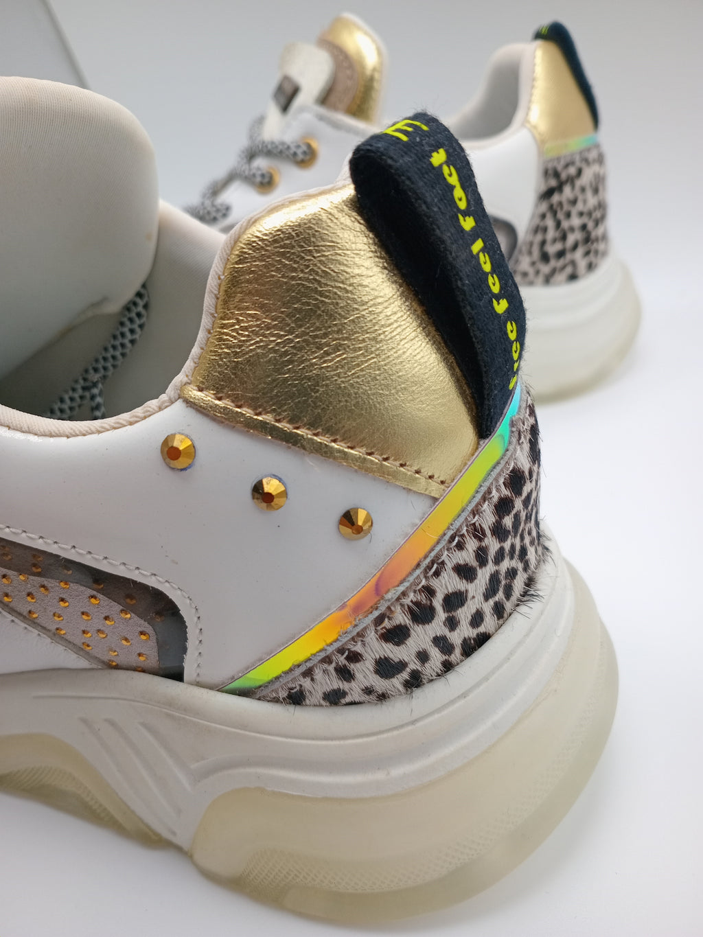 TÊNIS FREE FEEL FEET DOURADO COURO BRILHO ANIMAL PRINT TAXAS