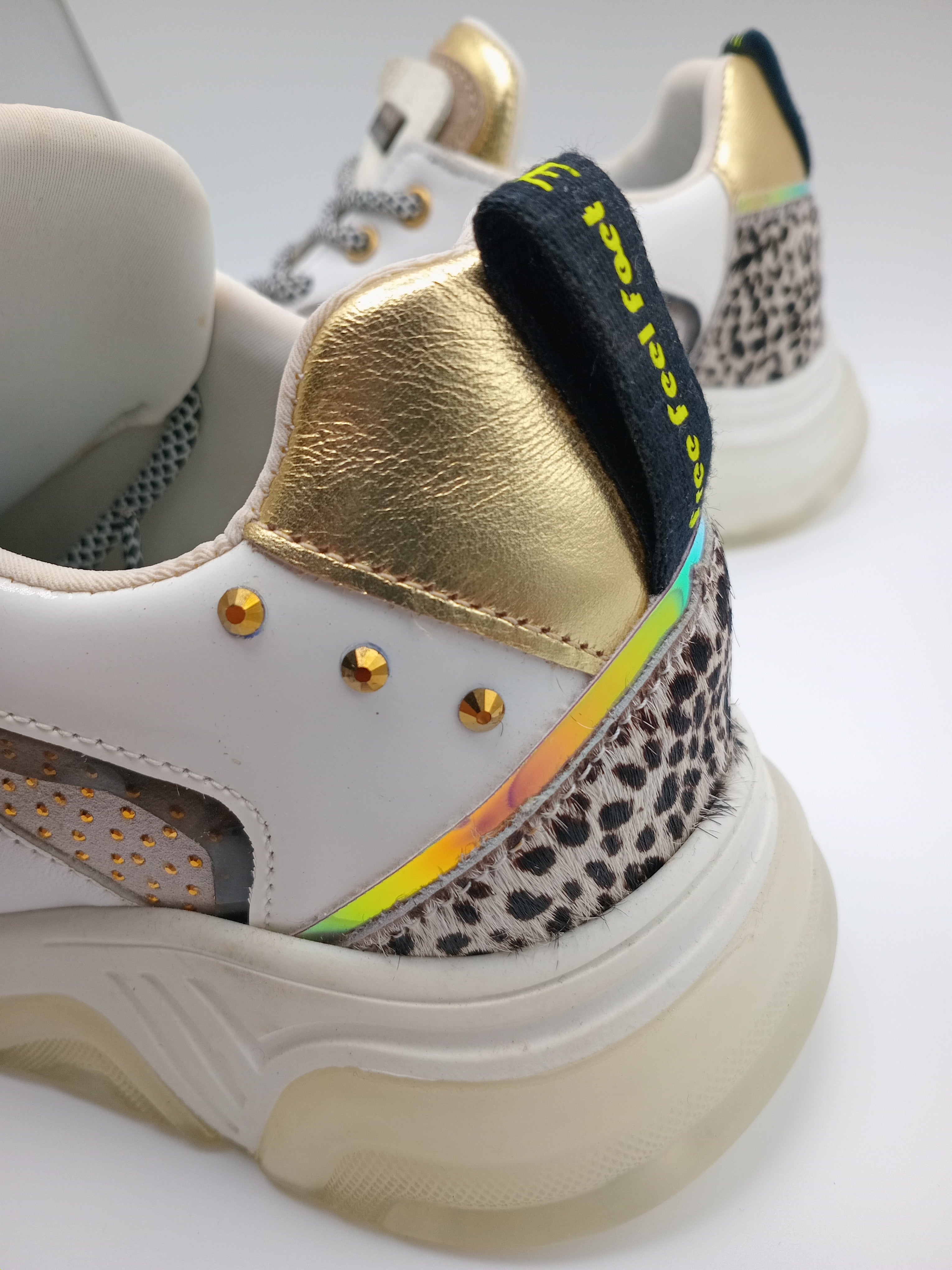 TÊNIS FREE FEEL FEET DOURADO COURO BRILHO ANIMAL PRINT TAXAS