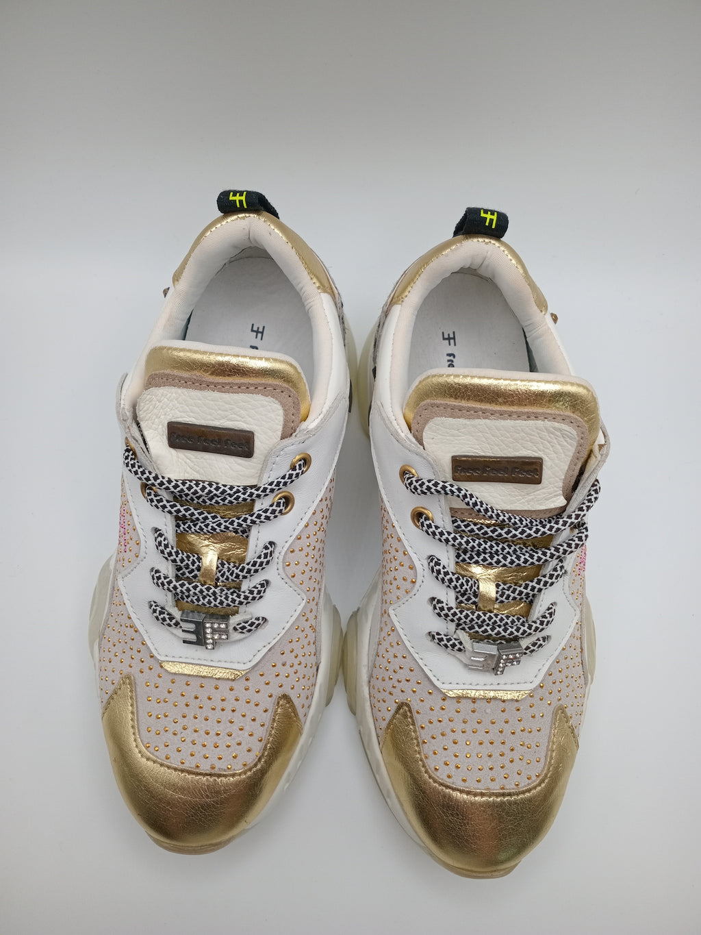 TÊNIS FREE FEEL FEET DOURADO COURO BRILHO ANIMAL PRINT TAXAS