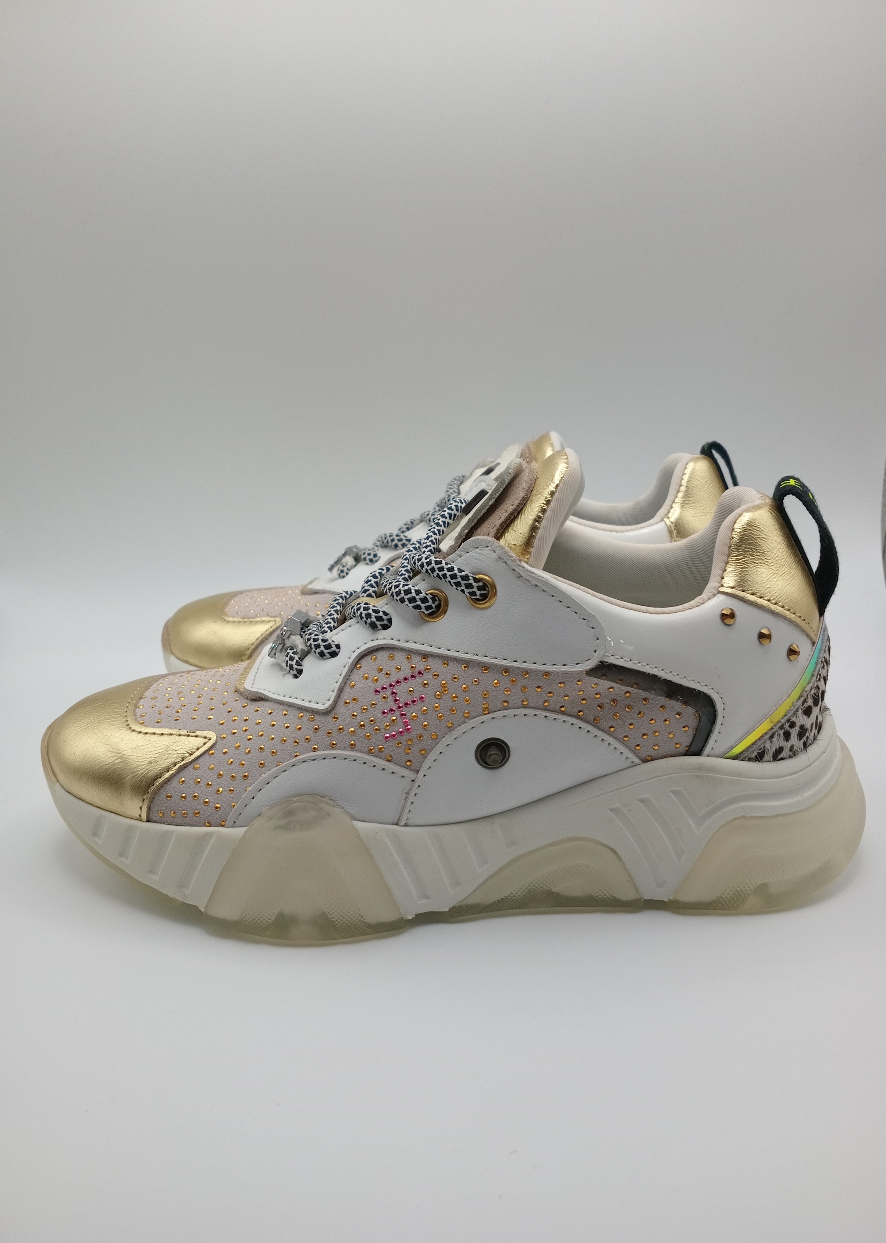 TÊNIS FREE FEEL FEET DOURADO COURO BRILHO ANIMAL PRINT TAXAS