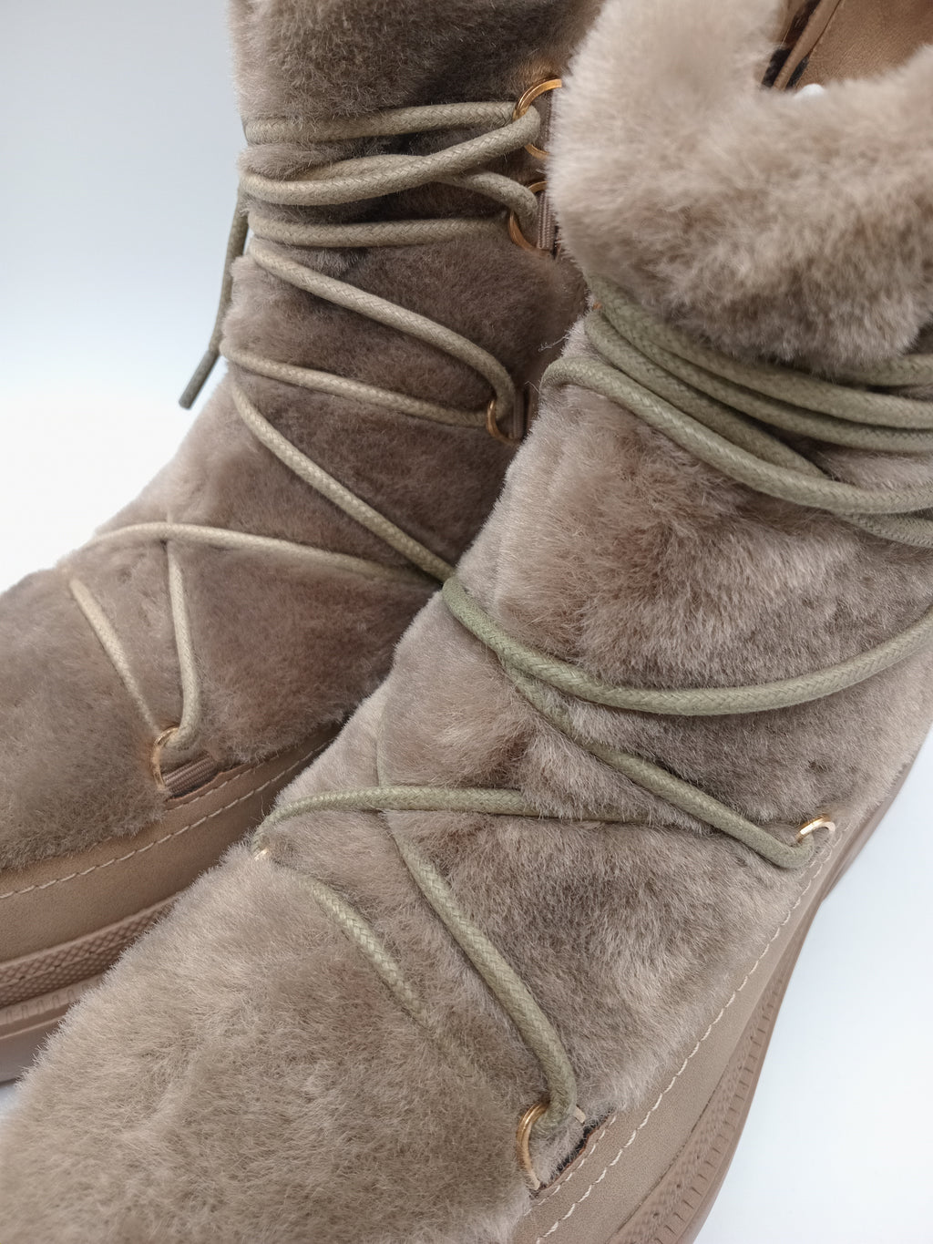 BOTA XTI BEGE PELOS CORDÕES ZIPER