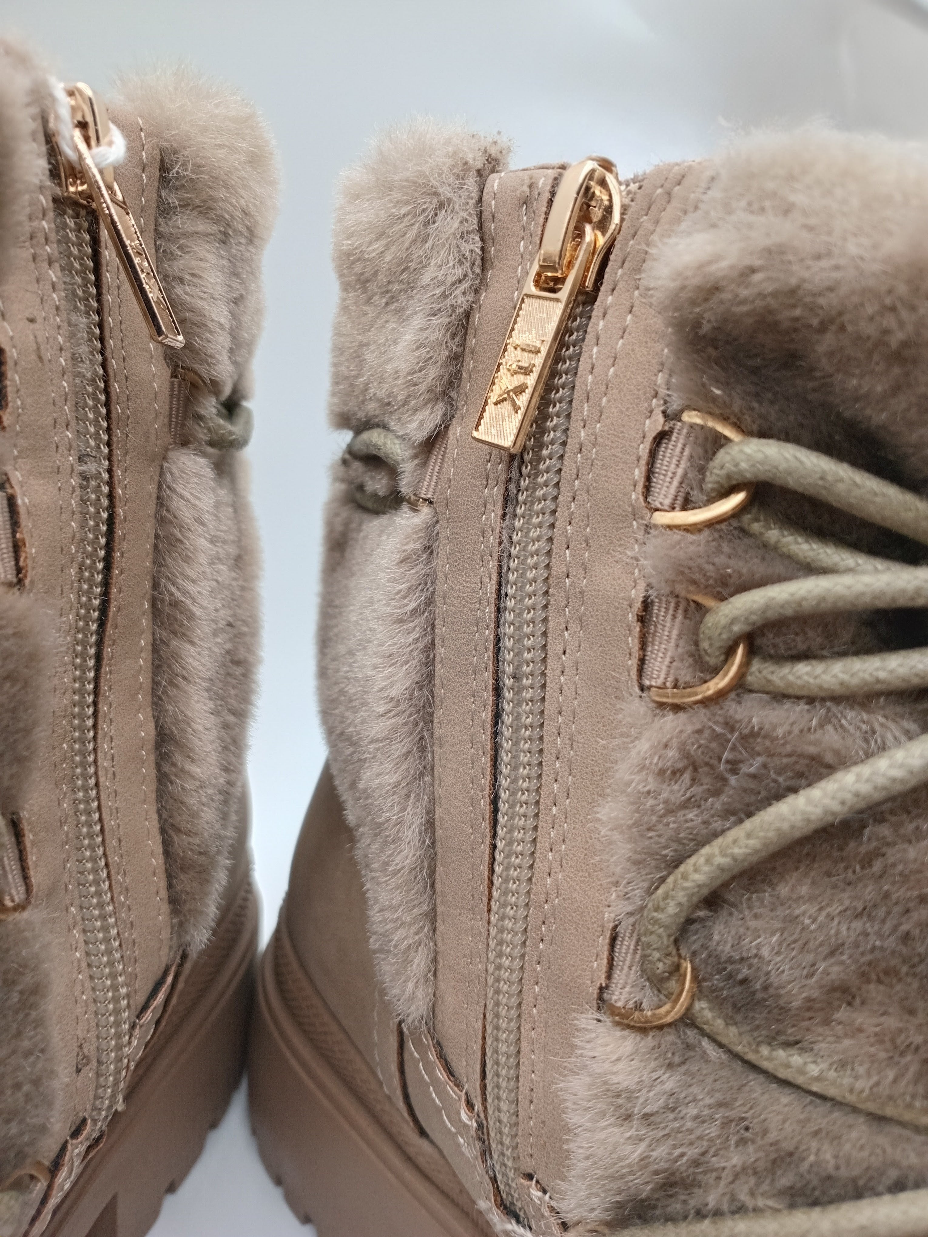 BOTA XTI BEGE PELOS CORDÕES ZIPER