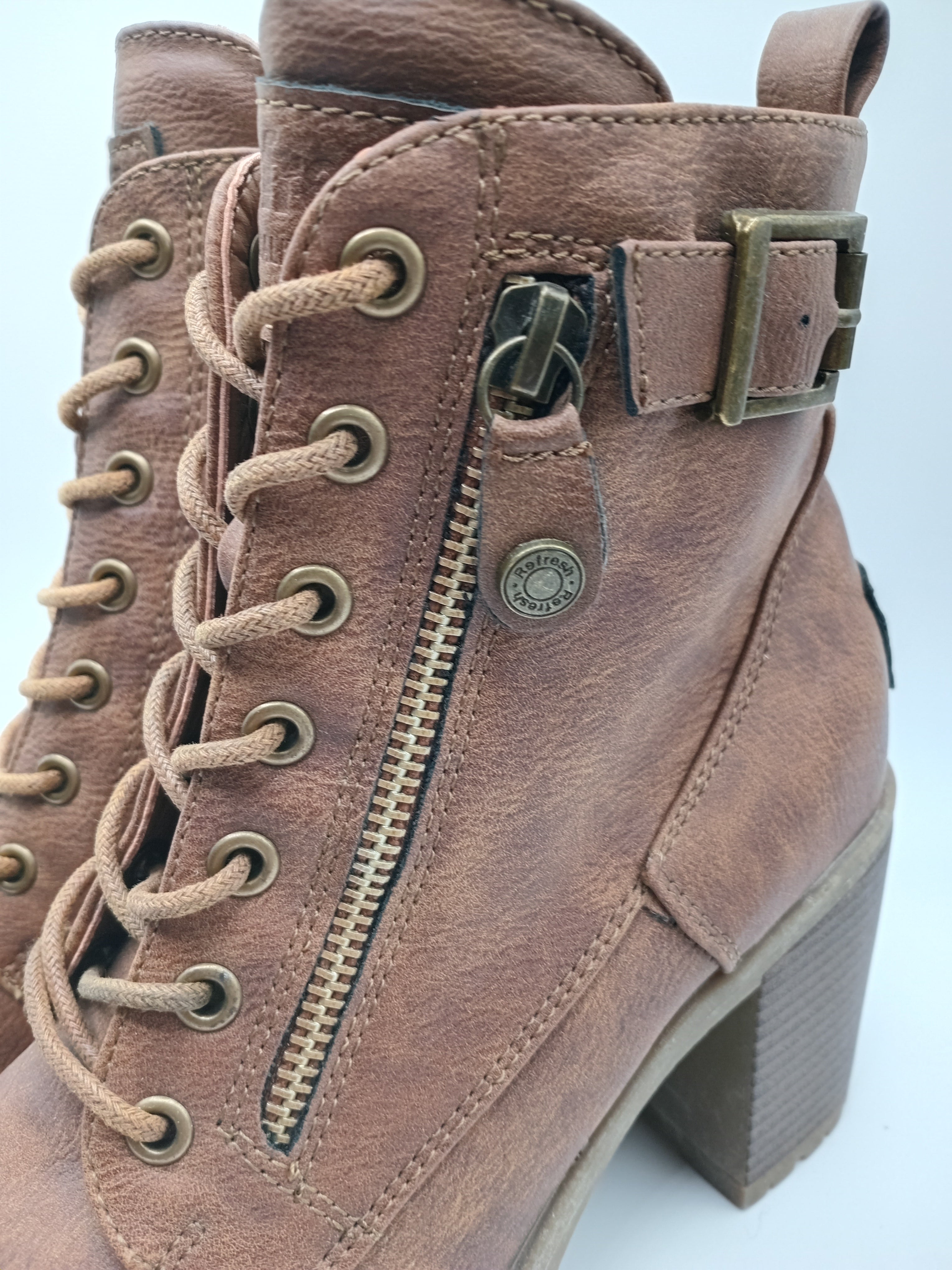 BOTA COTURNO REFRESH CASTANHO ECO PELE ZIPER TIRA AJUSTE TRASEIRO