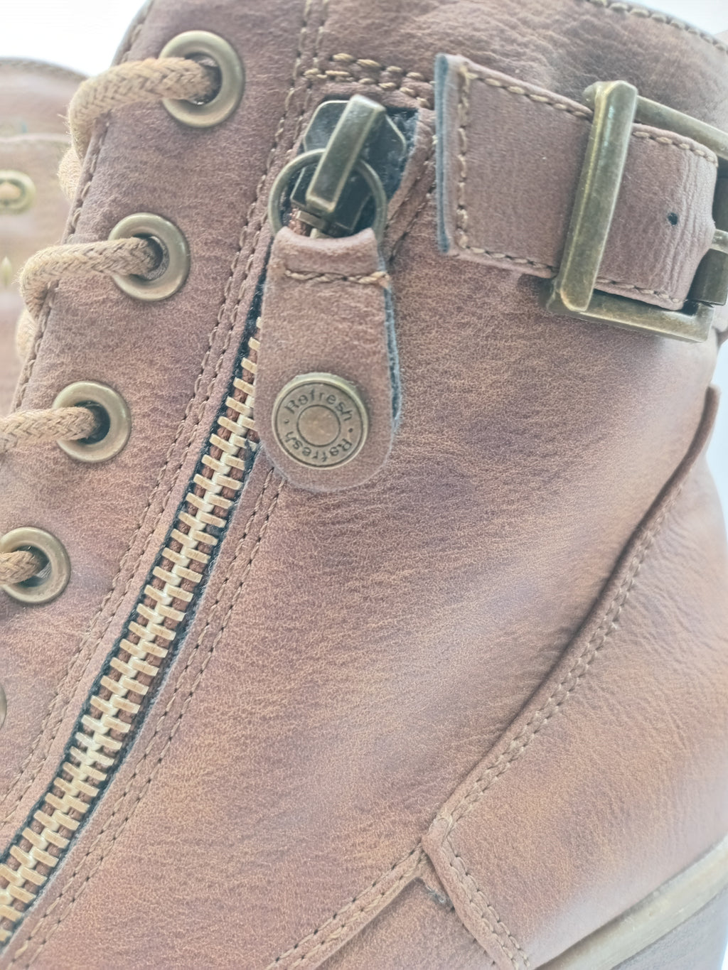 BOTA COTURNO REFRESH CASTANHO ECO PELE ZIPER TIRA AJUSTE TRASEIRO