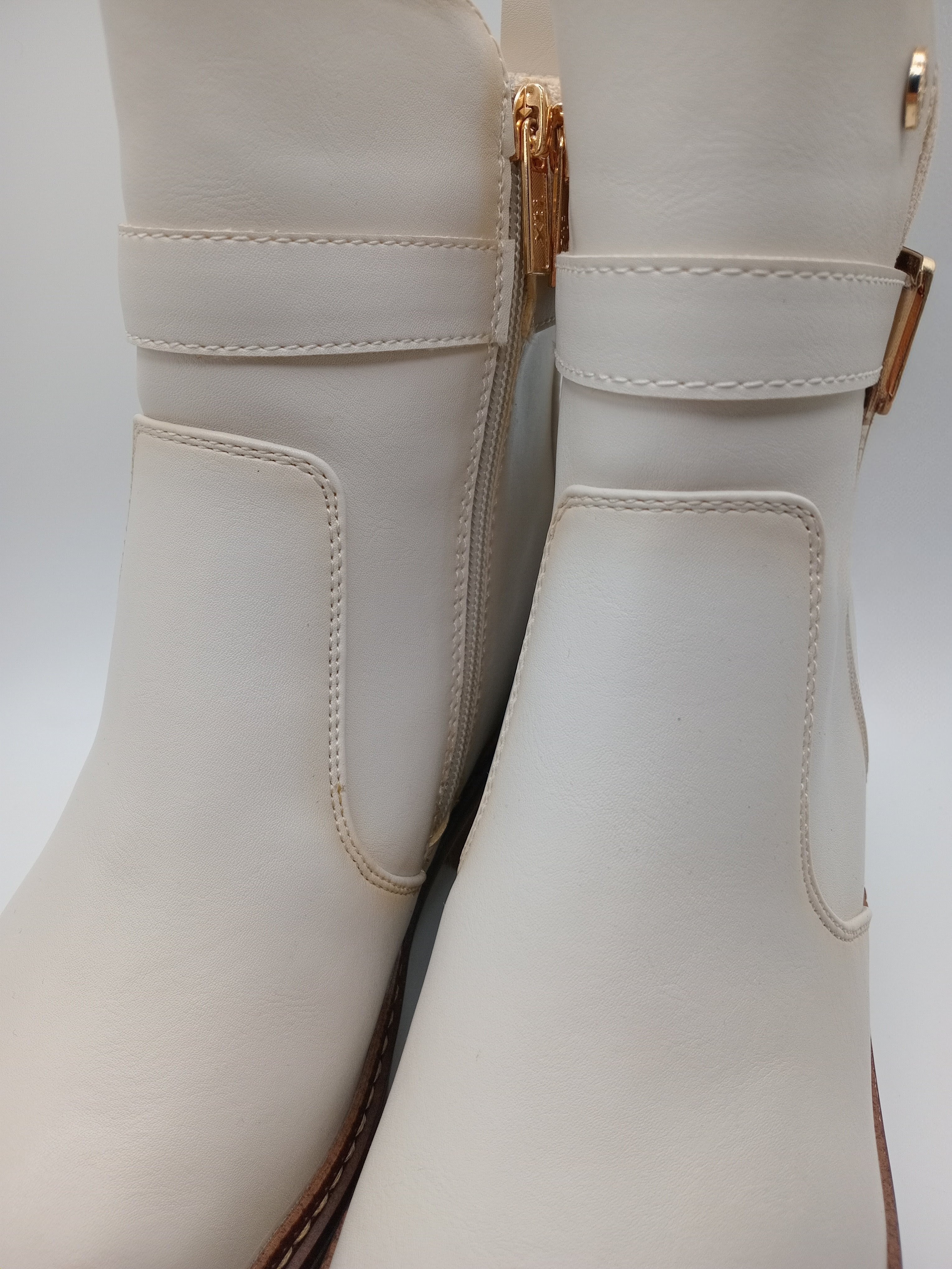 BOTA SALTO XTI BRANCO ECO PELE TIRA BICO QUADRADO ZIPER