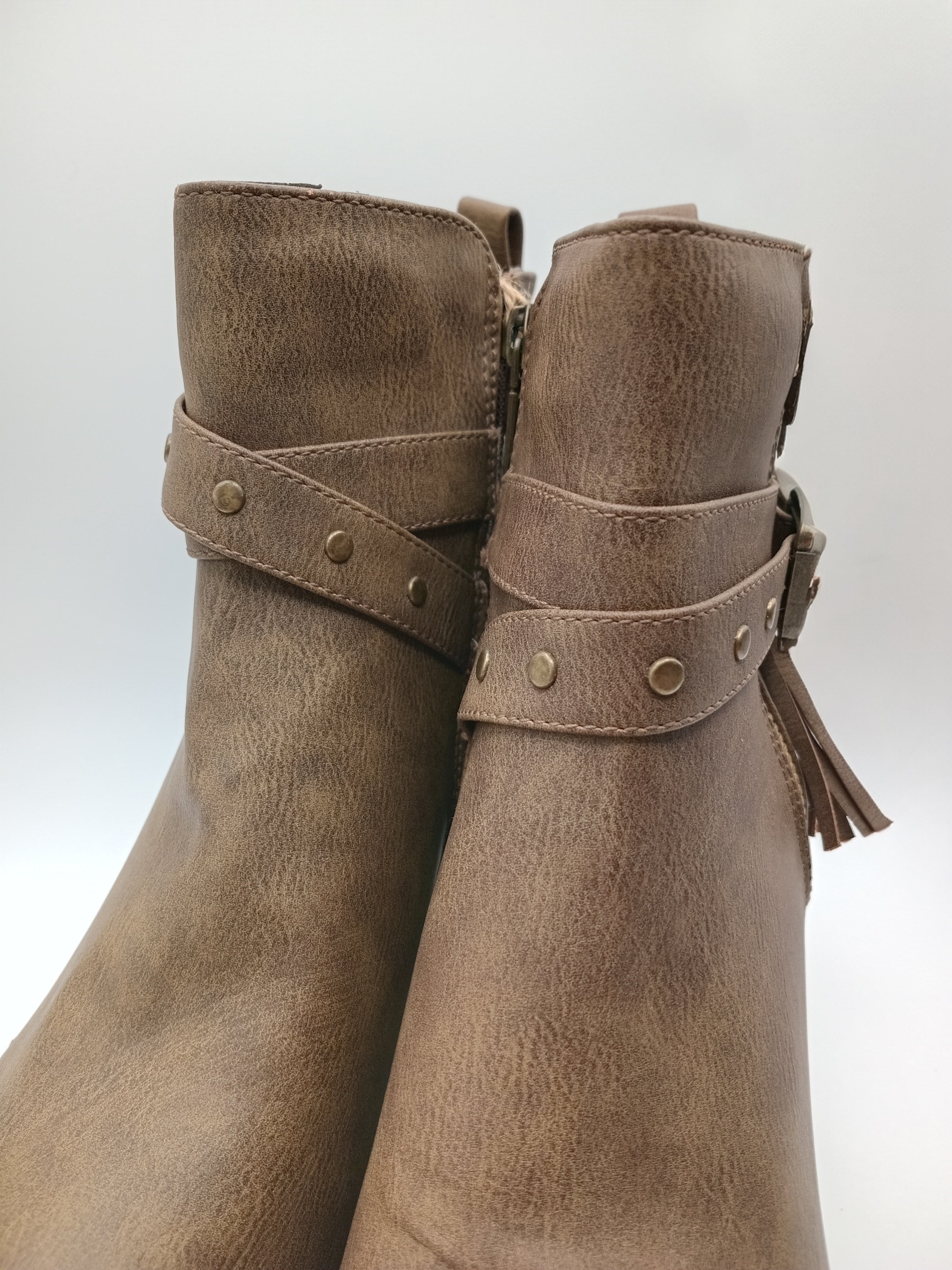 BOTA REFRESH CASTANHO ECO PELE TIRAS TAXAS ZIPER