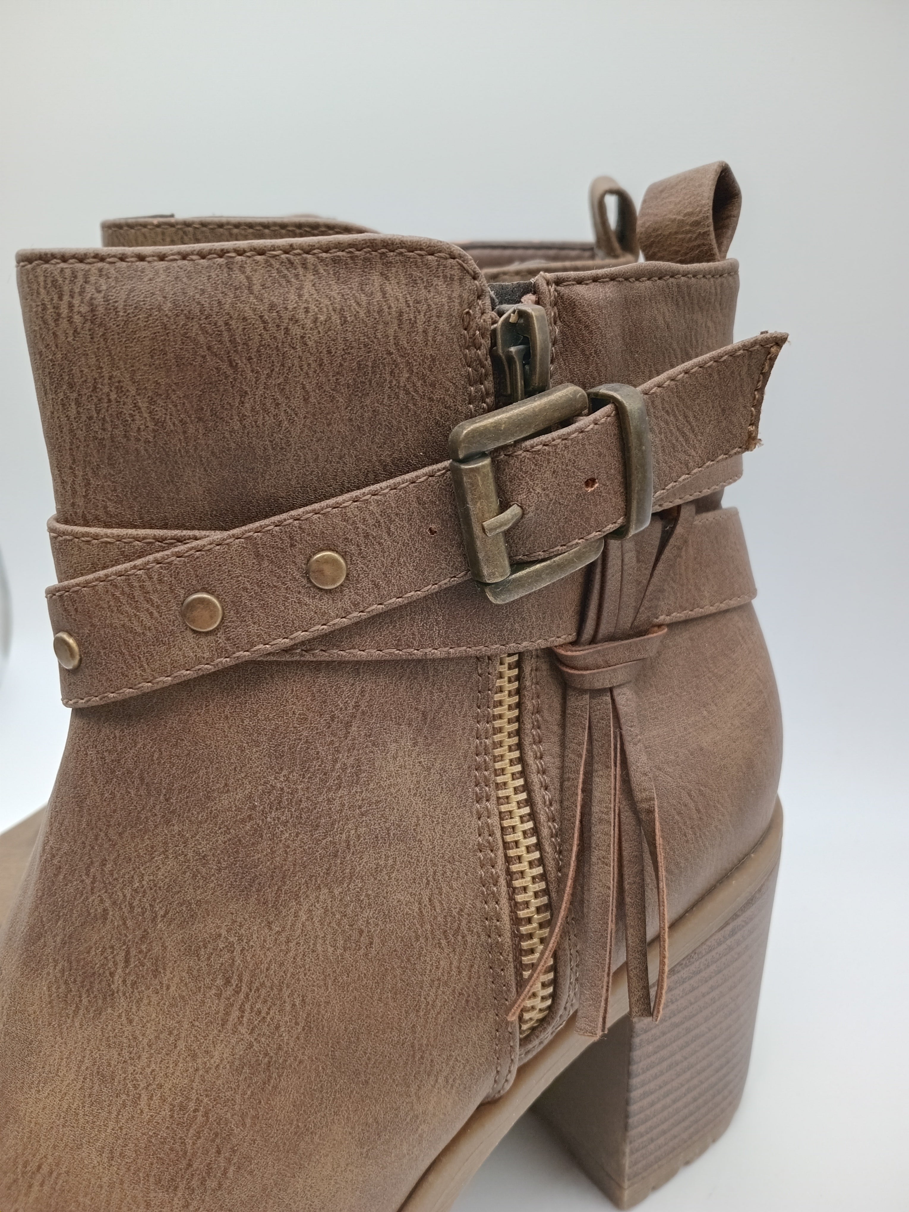 BOTA REFRESH CASTANHO ECO PELE TIRAS TAXAS ZIPER