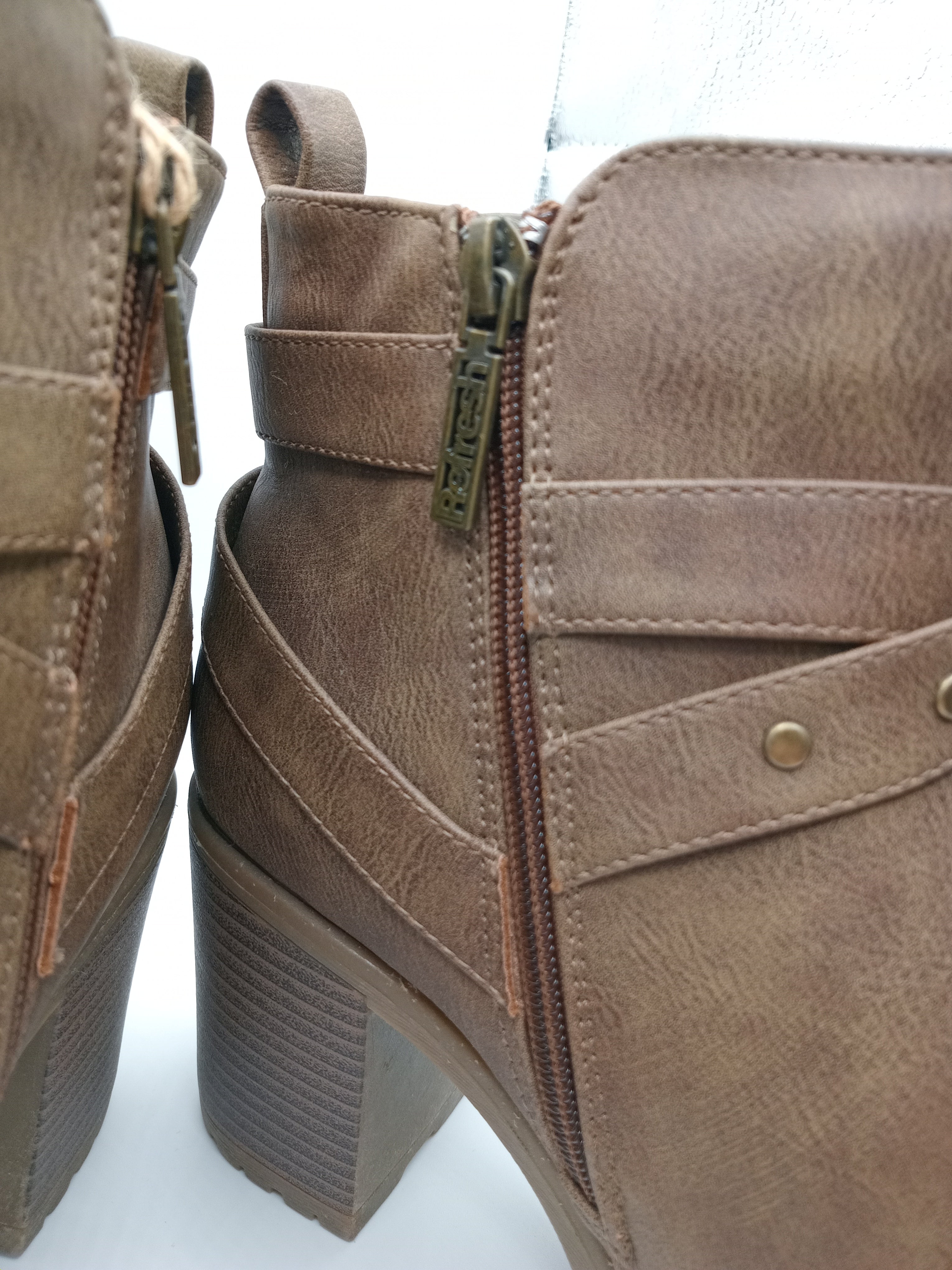 BOTA REFRESH CASTANHO ECO PELE TIRAS TAXAS ZIPER