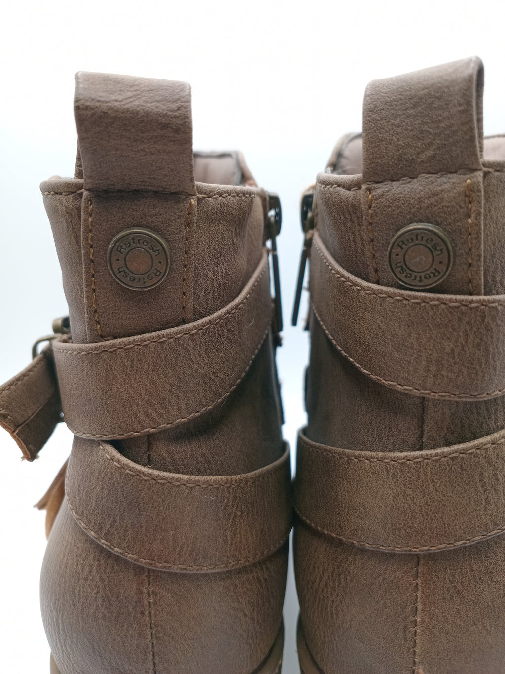 BOTA REFRESH CASTANHO ECO PELE TIRAS TAXAS ZIPER