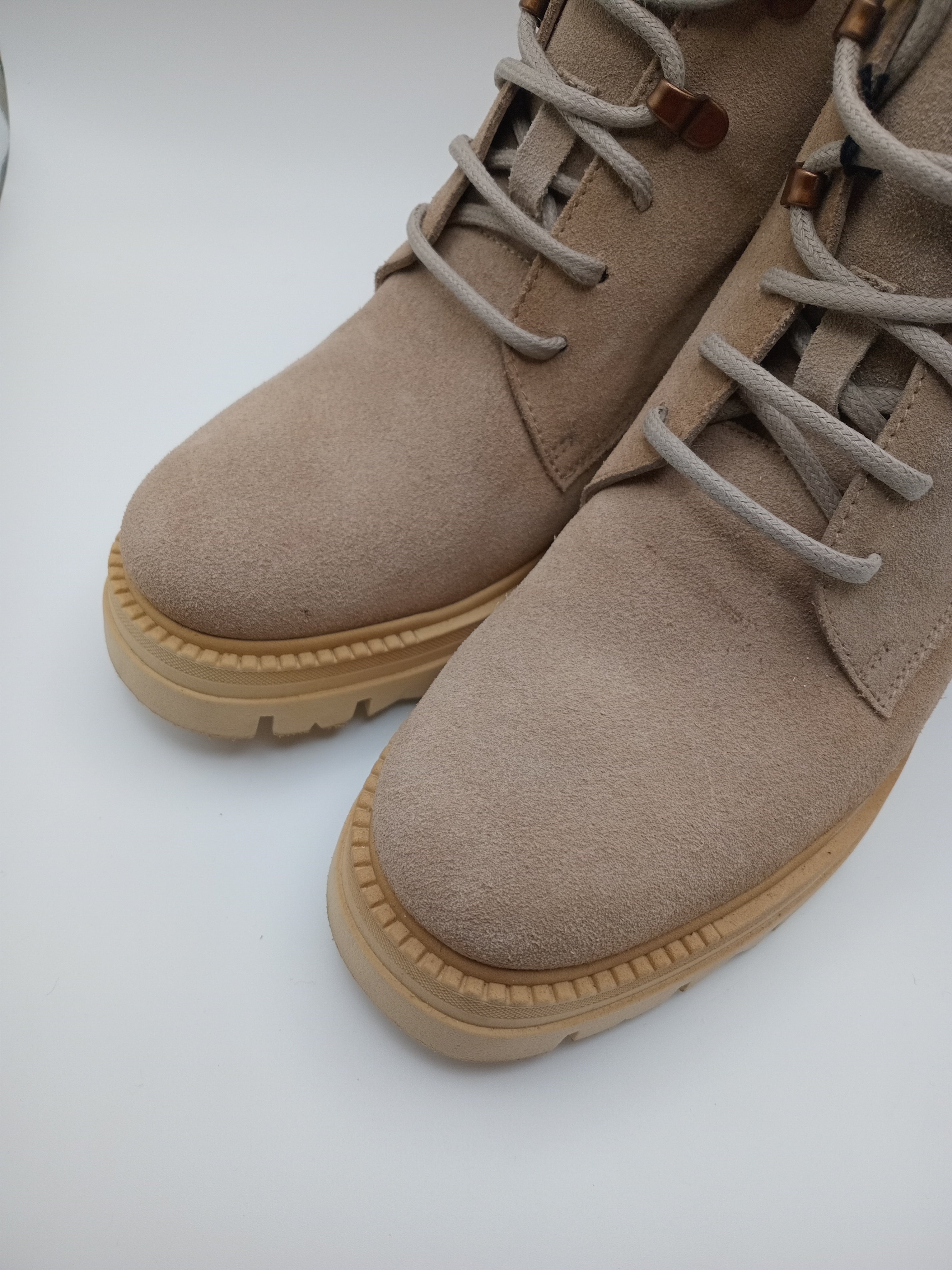 BOTA COTURNO HISPANITAS BEGE COURO LOGO LATERAL