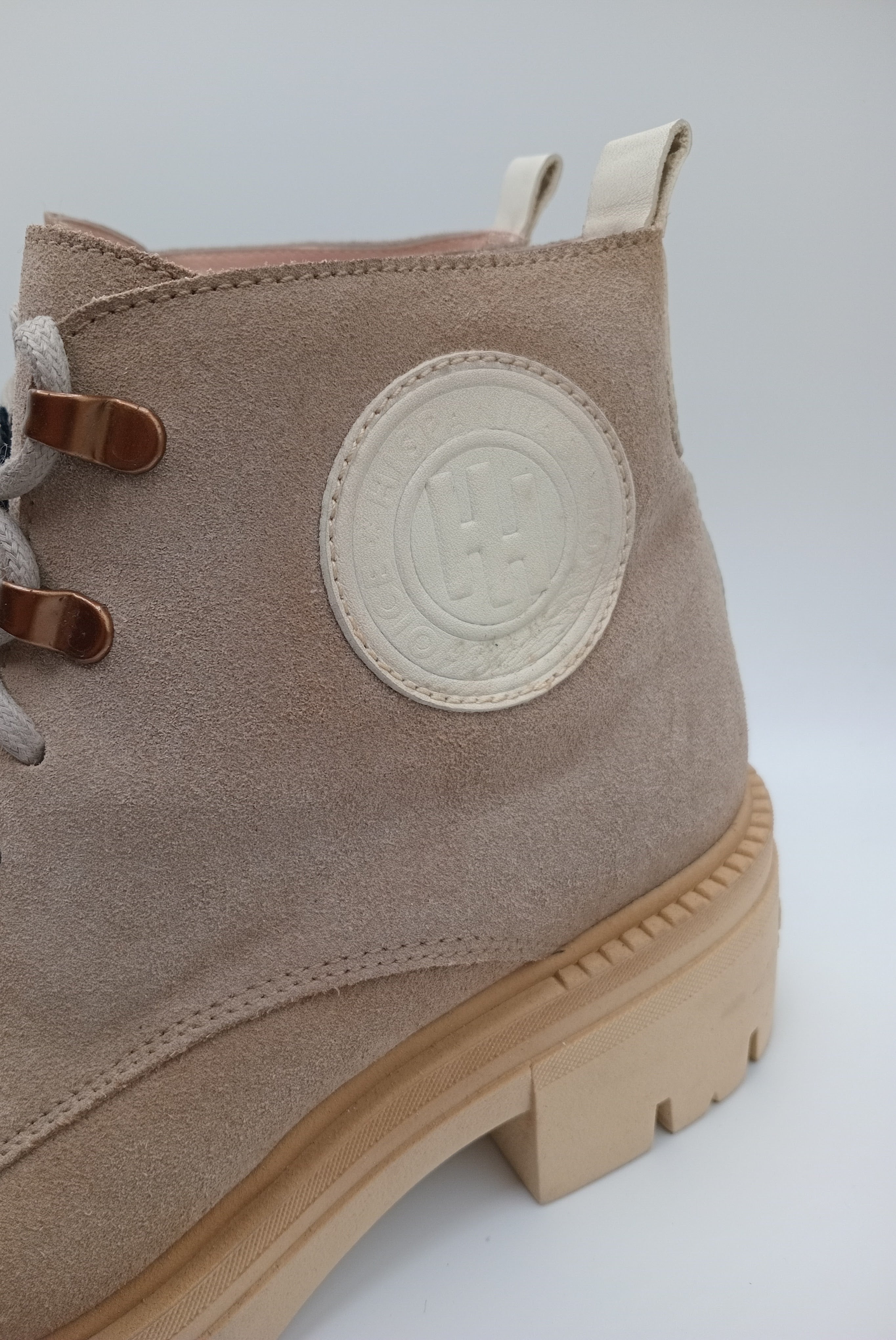 BOTA COTURNO HISPANITAS BEGE COURO LOGO LATERAL