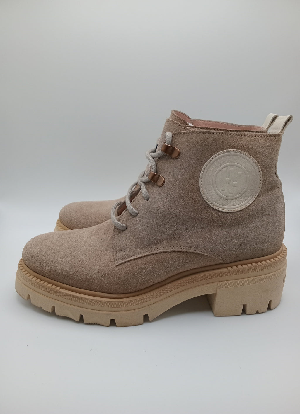 BOTA COTURNO HISPANITAS BEGE COURO LOGO LATERAL